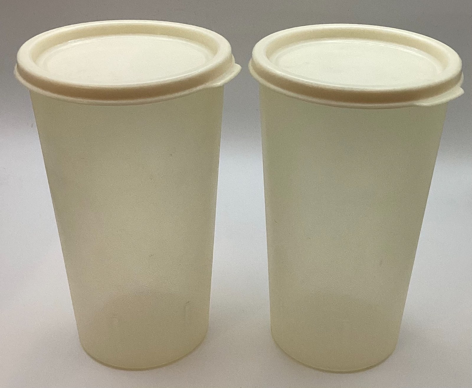 2 Rubbermaid Storage Containers 5.5″ tall Servin’ Savers 14 oz
