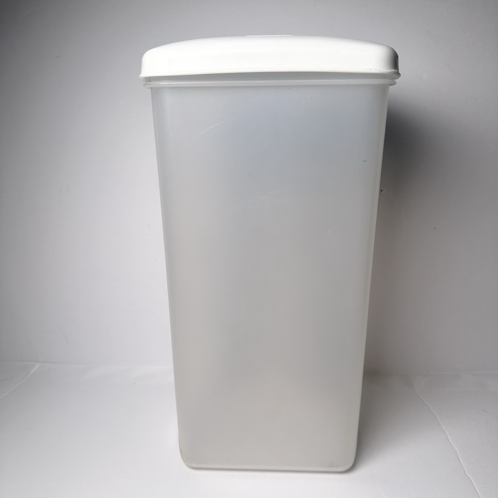 VTG RARE Rubbermaid 382A Servin Saver Food Storage Canister 11.5” D Shape 13 cup