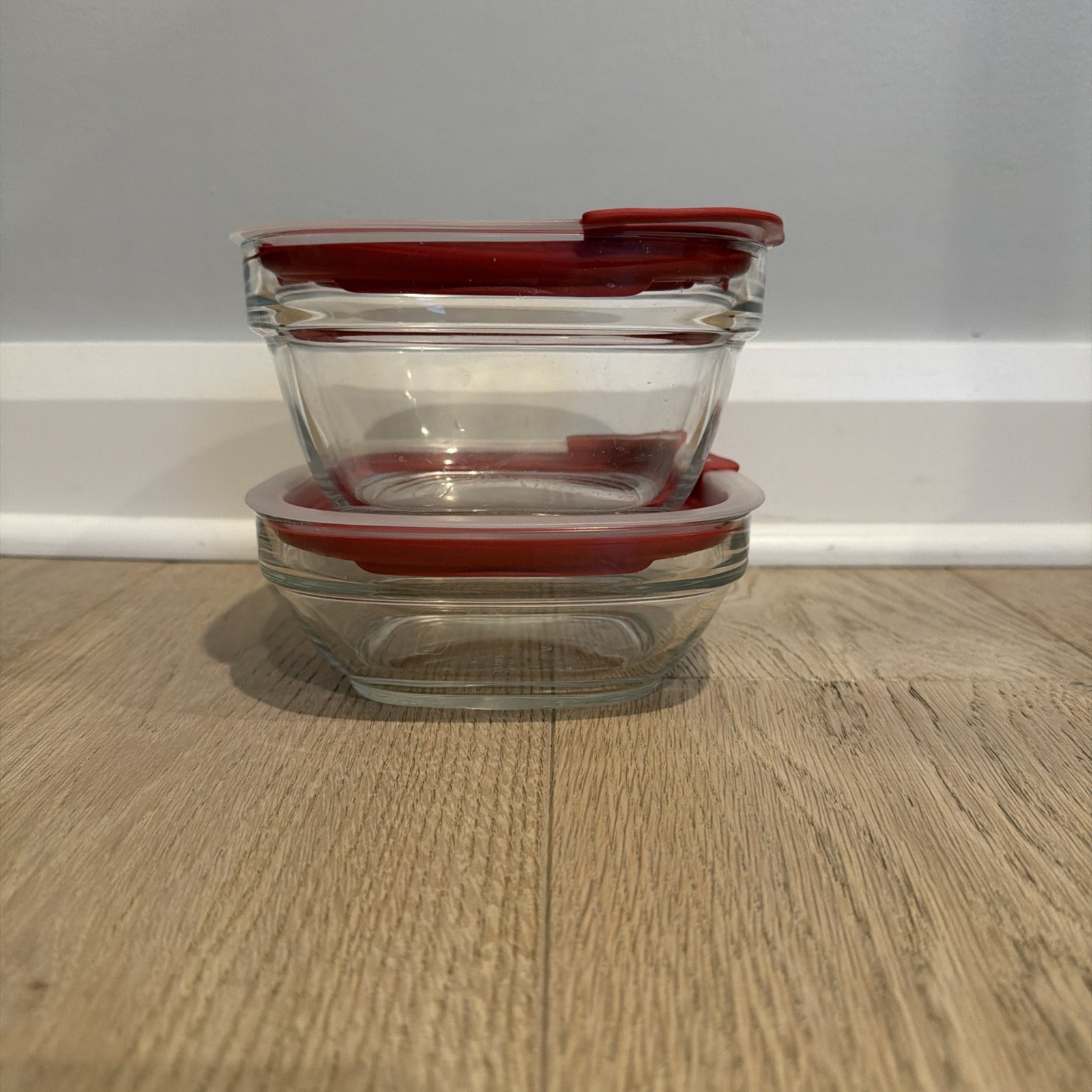 2 Rubbermaid Glass Storage Containers 4 Cups & 2.5 Cups with Lids Press To Seal