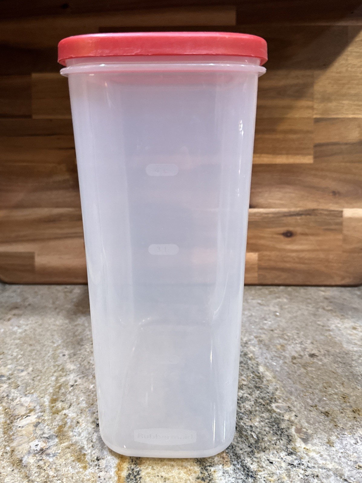 Rubbermaid 7N04 Red 21 21.1 Cup Dry Food Storage Container with Lid