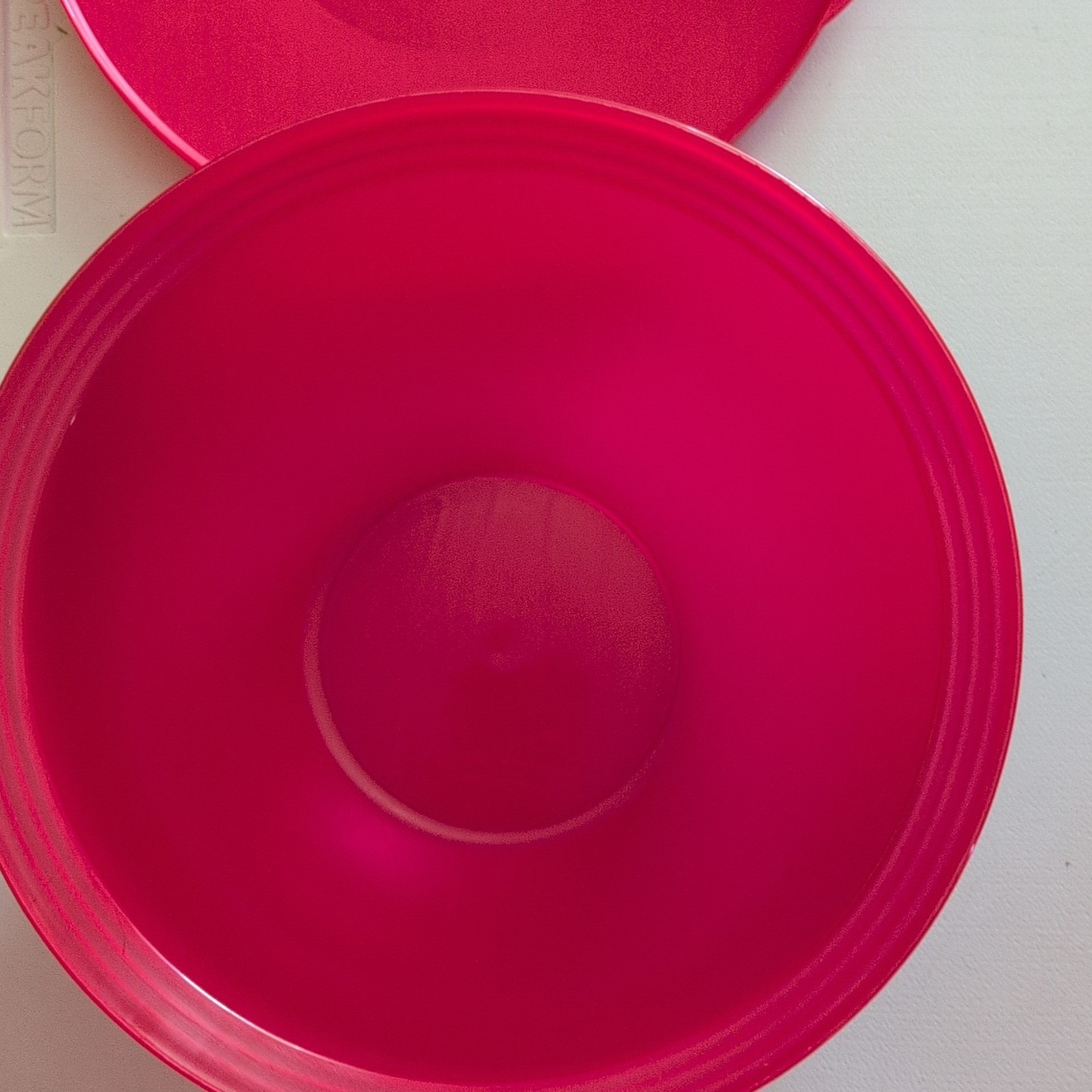 Tupperware 1.3L Red Plastic Round Bowl w/ Snap Lid, Model 3095B-2