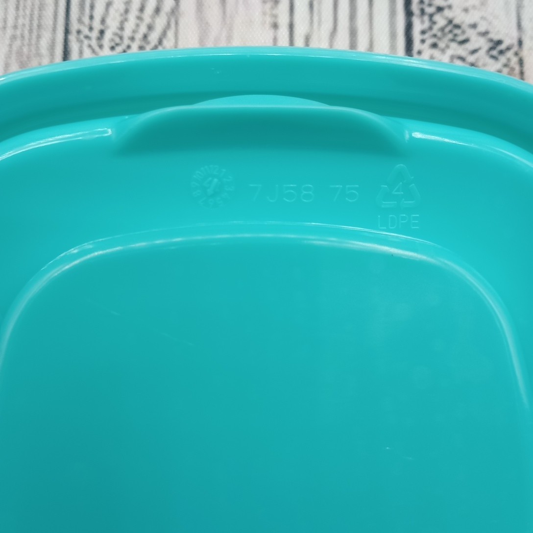 Rubbermaid Easy Find Lid 7J58 Light Blue Square 6 Replacement Container Lids 4.5