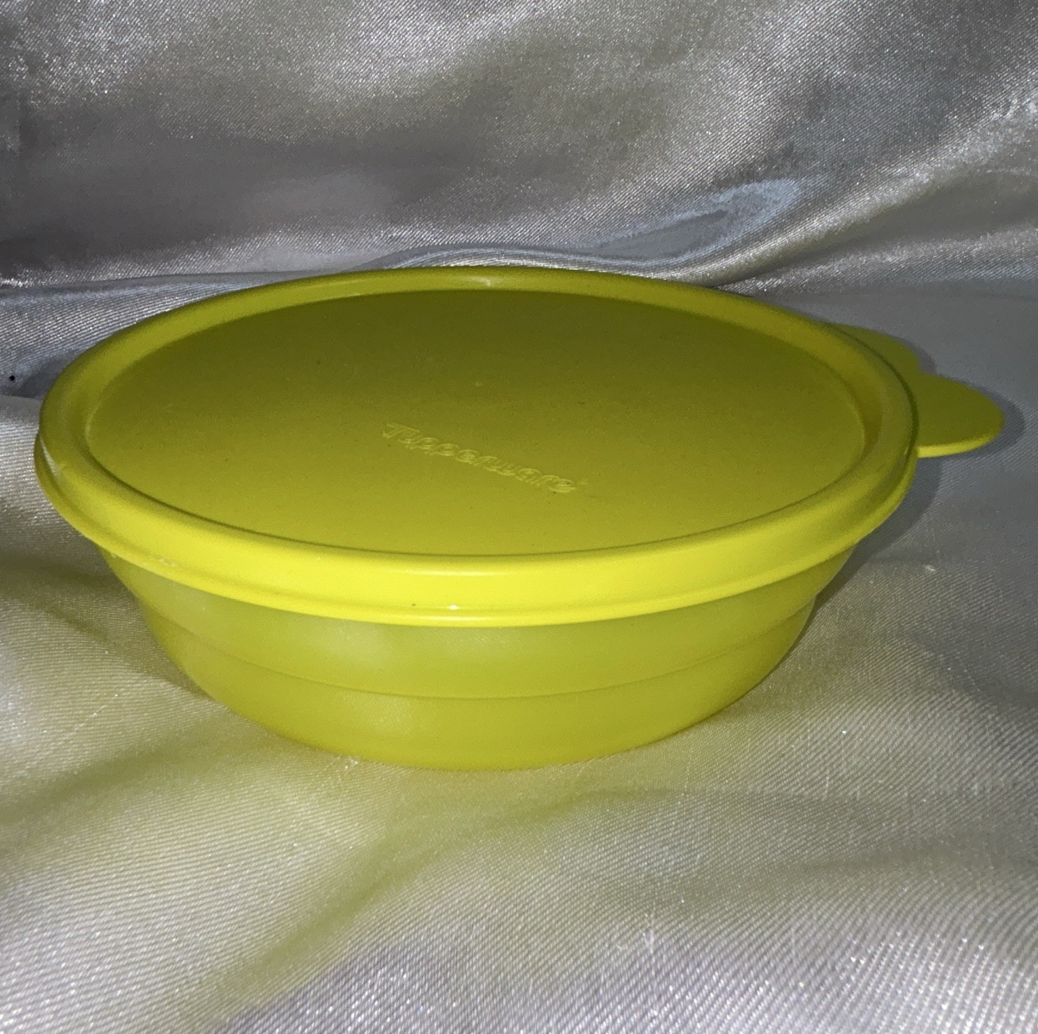 Tupperware 2415 Cereal Salad Bowl Lime Green w/ Butterfly Tab Lid 2 Cup