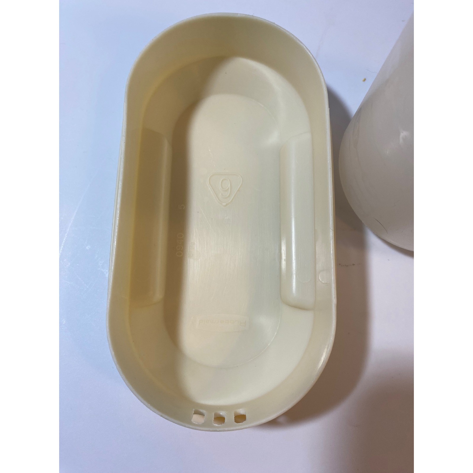 Rubbermaid Servin Saver Pitcher 2.25 Qt 2.1 L Vintage Almond Lid 0940 1091