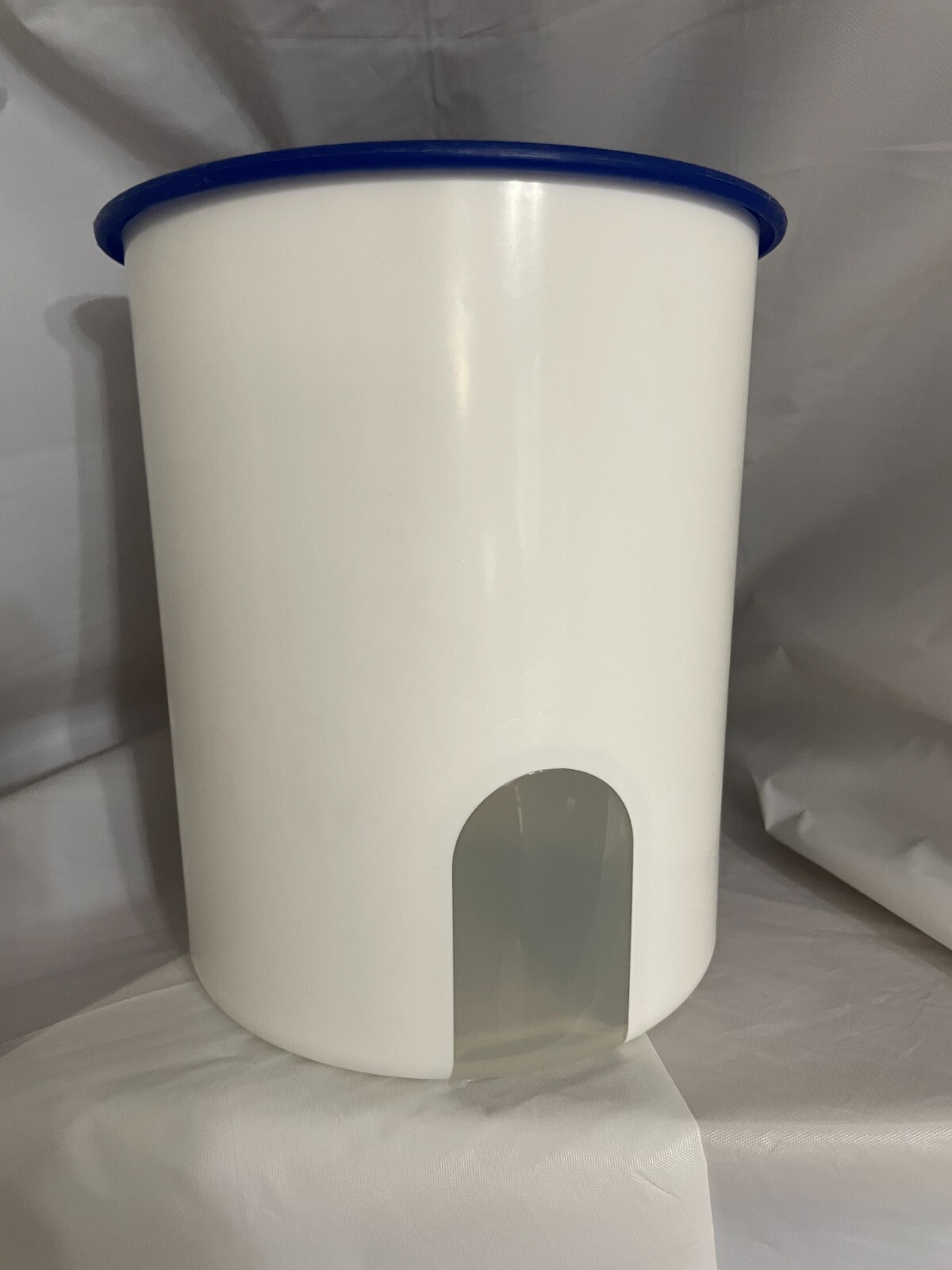 7-1/2″ TUPPERWARE 2418B-2 WHITE ROUND NESTING CANISTER WITH 2419A-4 BLUE LID