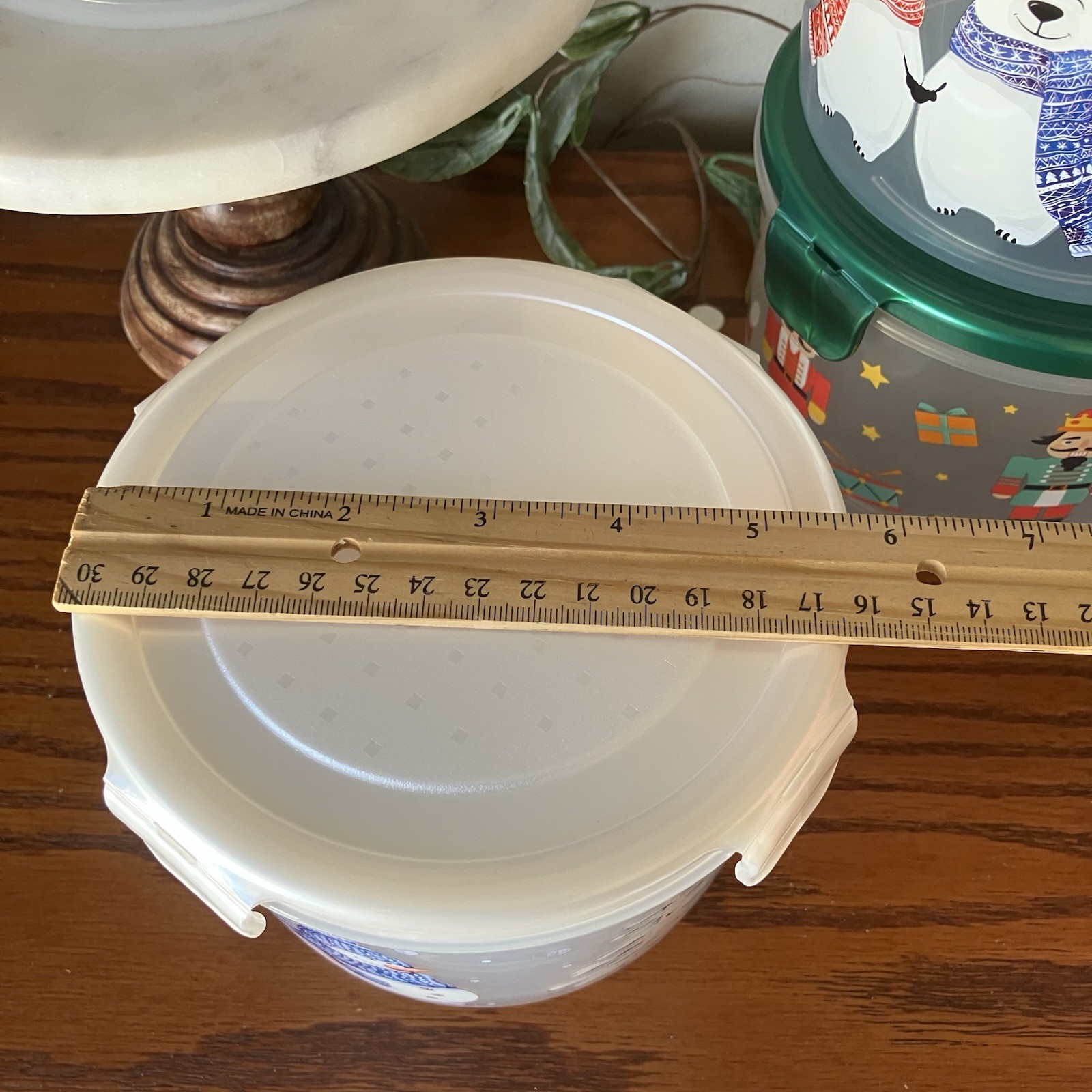 Lock & Lock Set of 4 Holiday Food Storage Containers 44 Ounce Size Multicolor