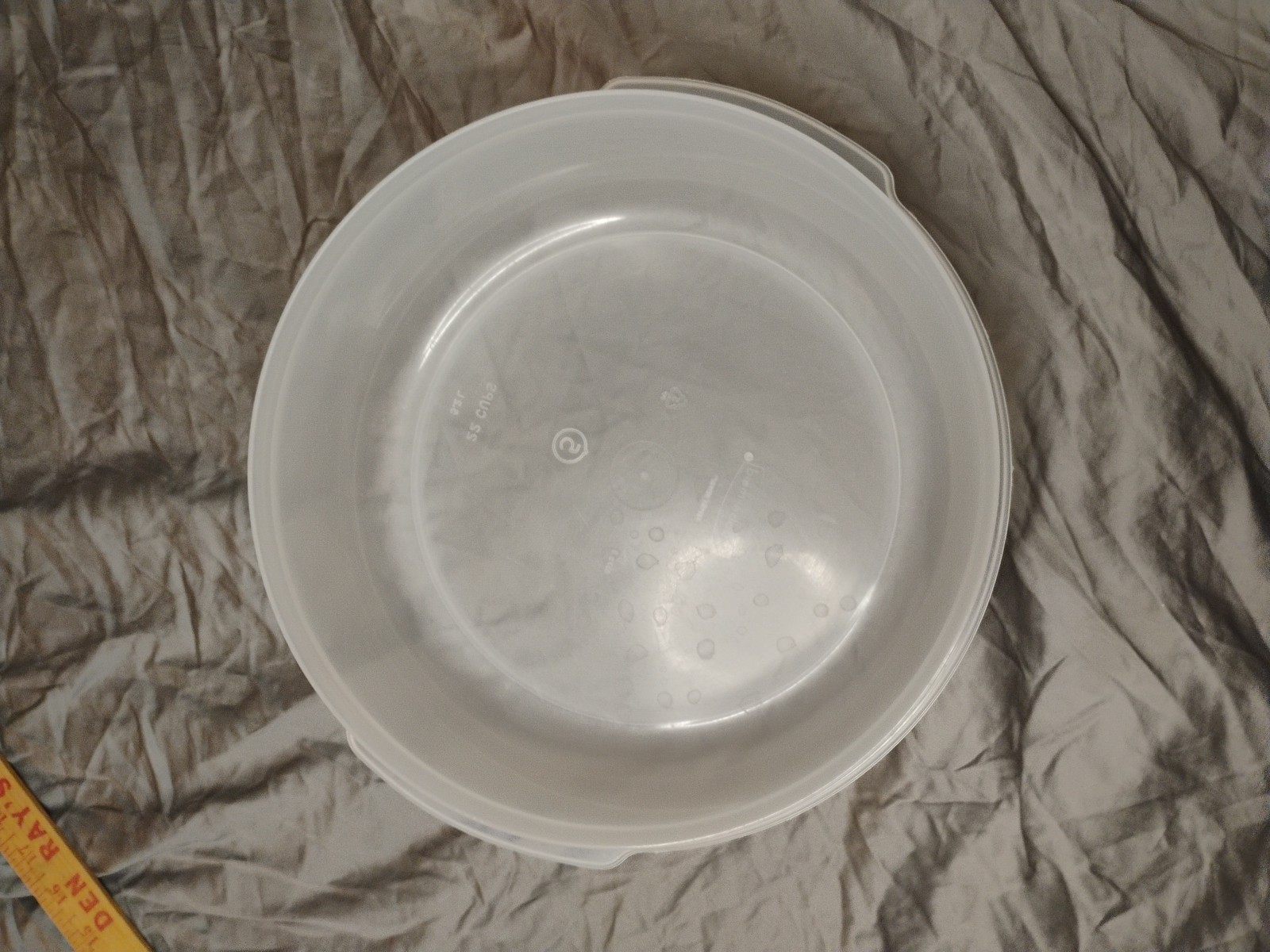 Rubbermaid Servin’ Saver # 5 22 Cup Almond Lid Storage Container Round Large