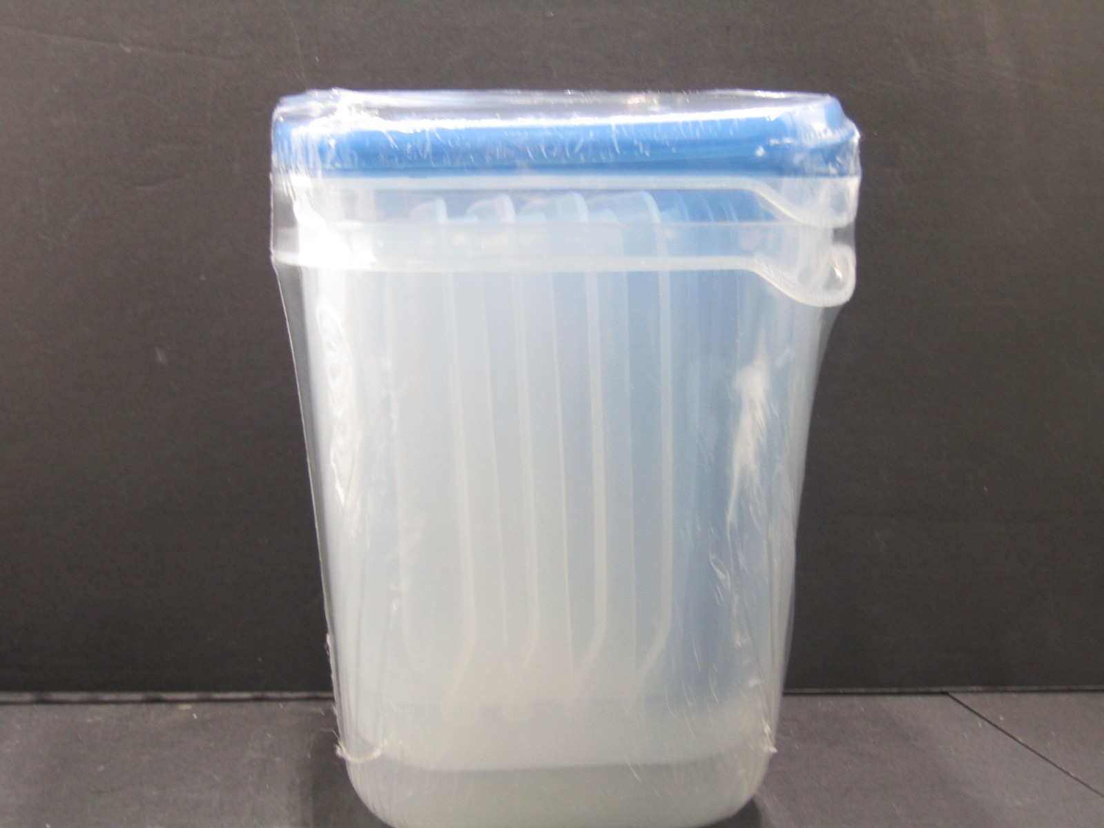2 Plastic Square Food Storage Containers w Snap on Lids Stackable 4″ x 4″ x 5″