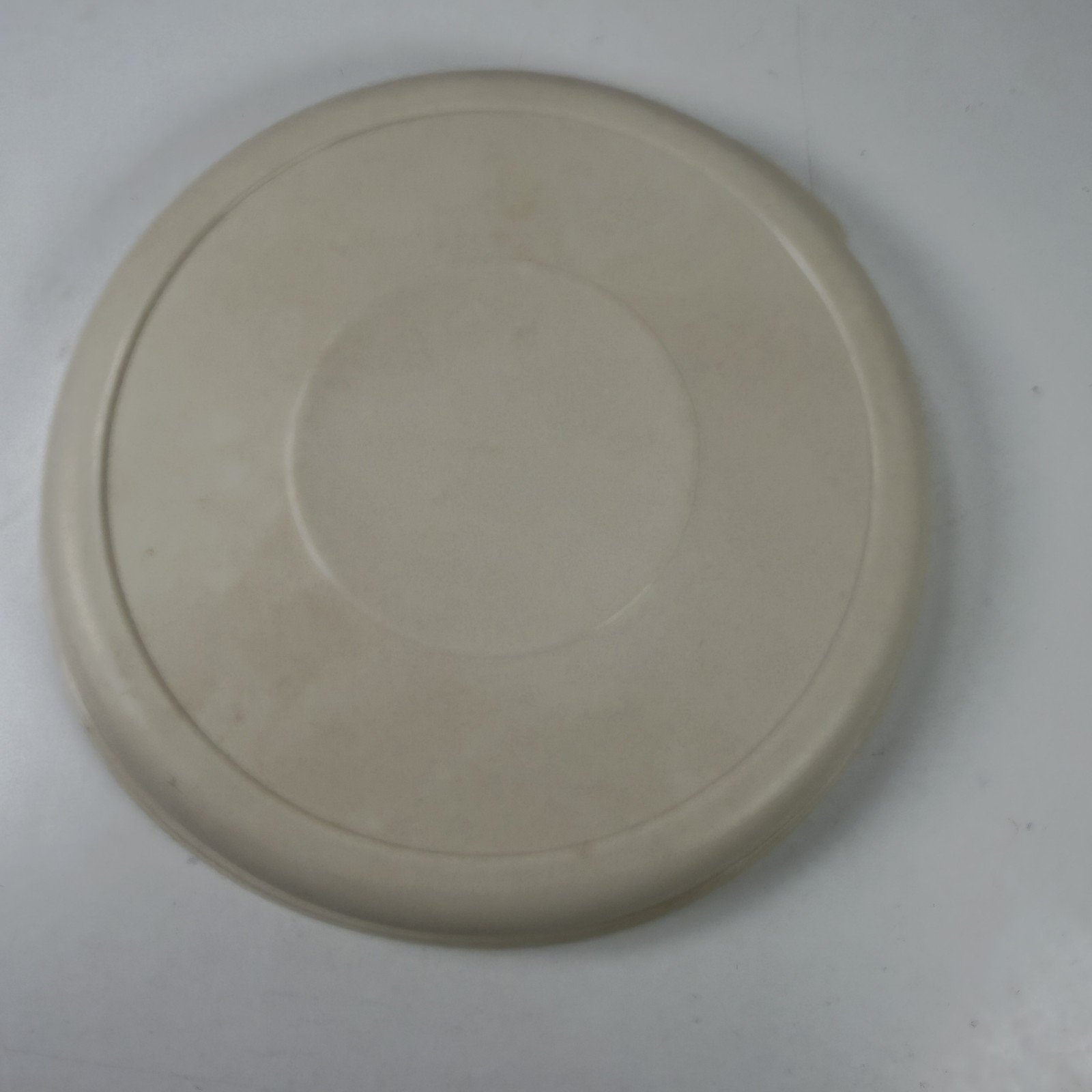 Rubbermaid Servin’ Saver Food Storage Container Lid Round Beige 10.5″