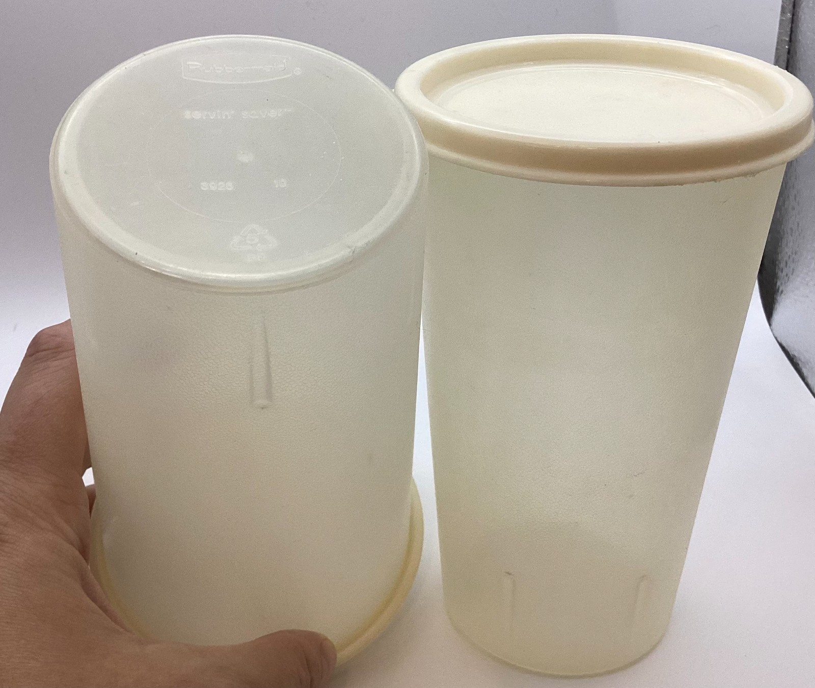 2 Rubbermaid Storage Containers 5.5″ tall Servin’ Savers 14 oz