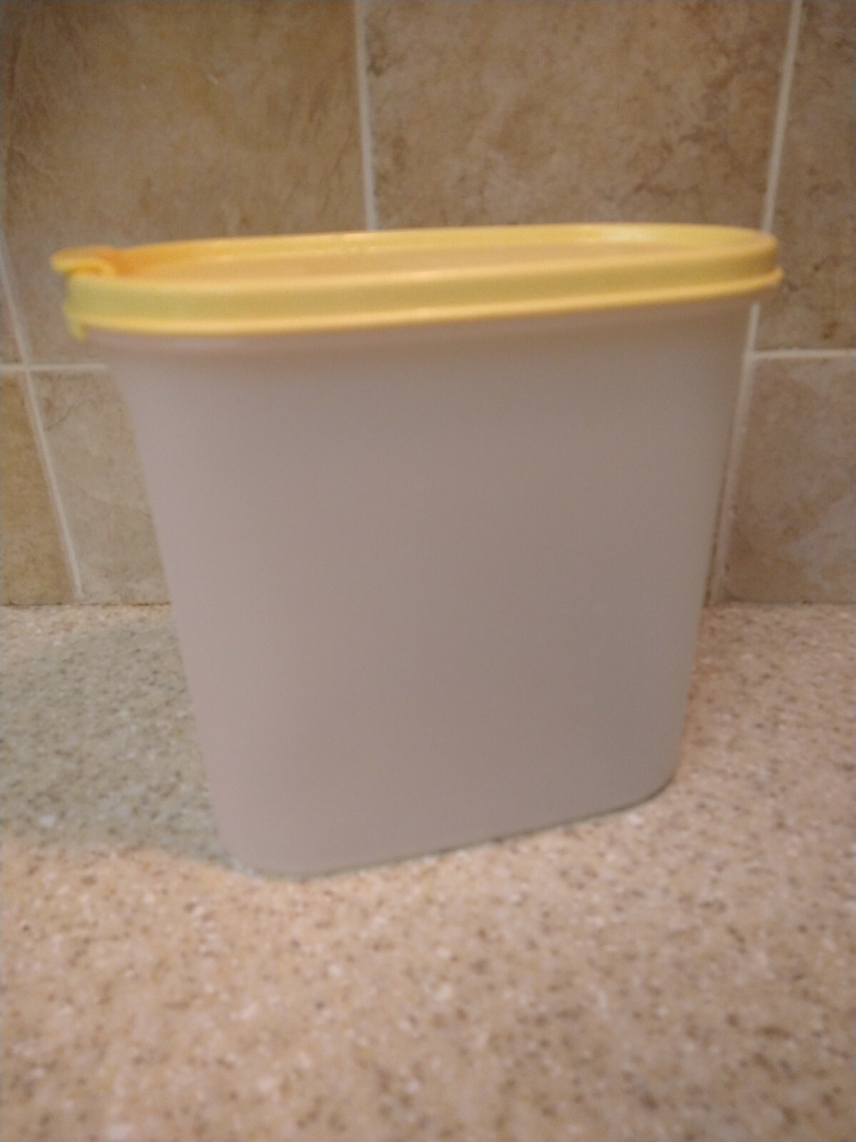 Tupperware Modular Mate Sheer 1613 w/Yellow Pour Lid 7 1/4 Cups Container 1.7l