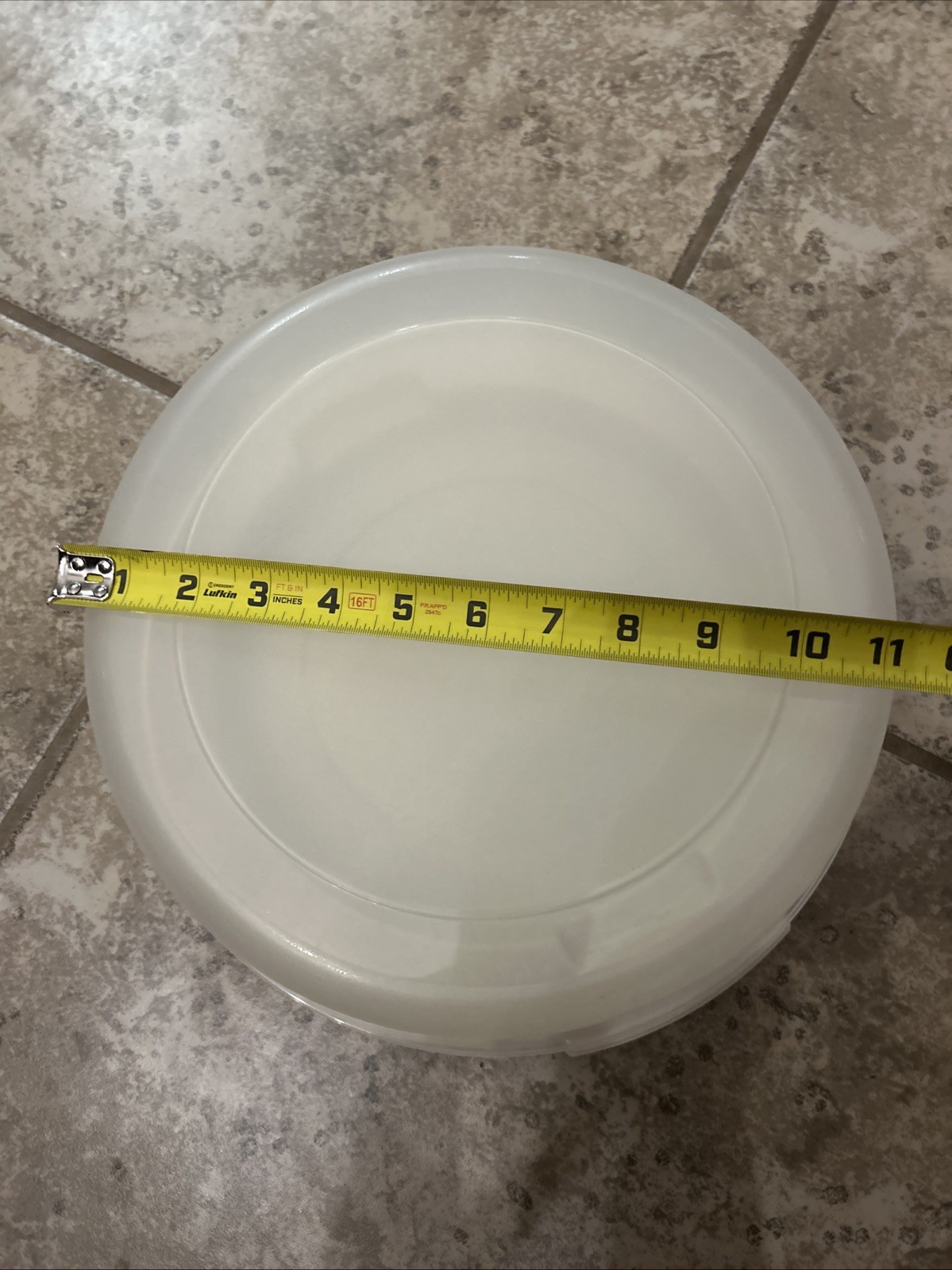 White Rubbermaid Servin’ Saver Cake Pie Carrier Container 4”H 12”W 2-piece Clean