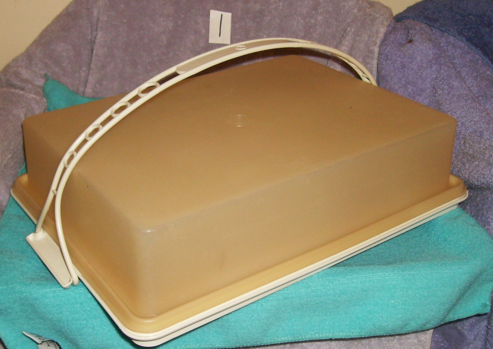 LARGE TUPPERWARE CAKE/CUPCAKE CARRIER WITH REMOVABLE HANDLE 16″ x 11″ x 4″ #1