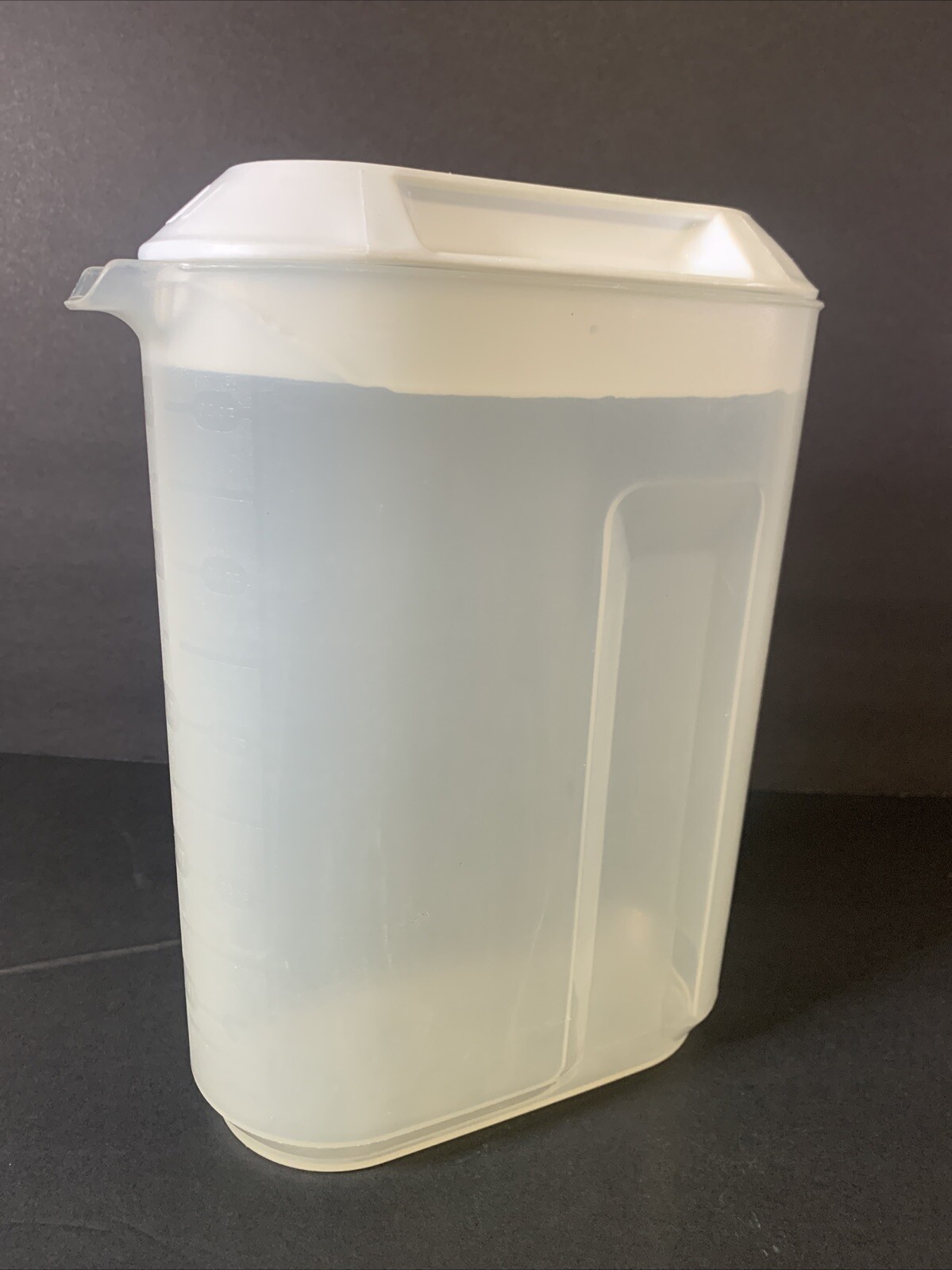 Rubbermaid SERVIN’ SAVER 2 1/2 quarts slim drink pitcher #0941 white lid