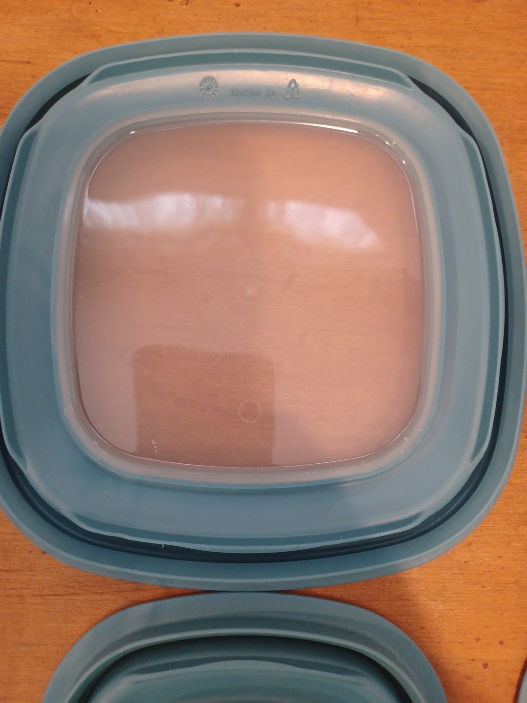 4 Rubbermaid Premier Swirl Food Storage Containers Lids 5c, 2c, 1.25c Teal Blue