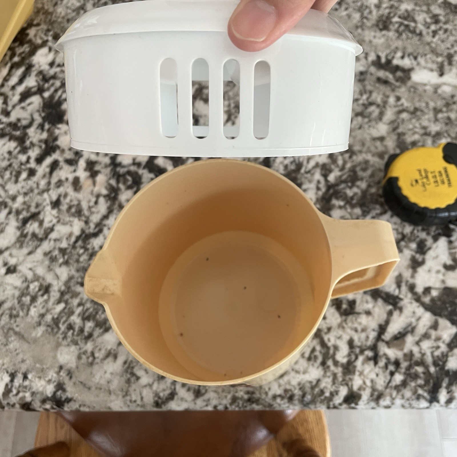 VTG 1980 New Rubbermaid 1.5 Qt Pitcher Ivory USA Made