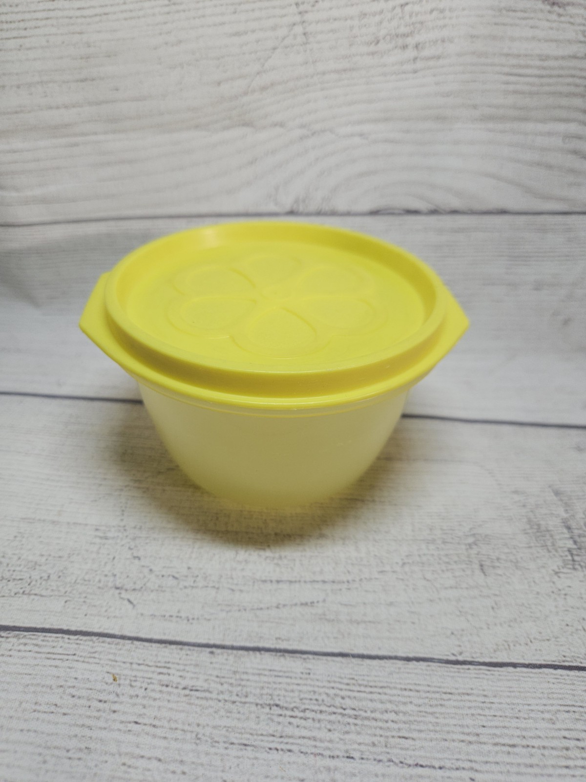 Vintage Rubbermaid Flower Power 2-Cup Container, YELLOW w/ Matching Lid, J-3212
