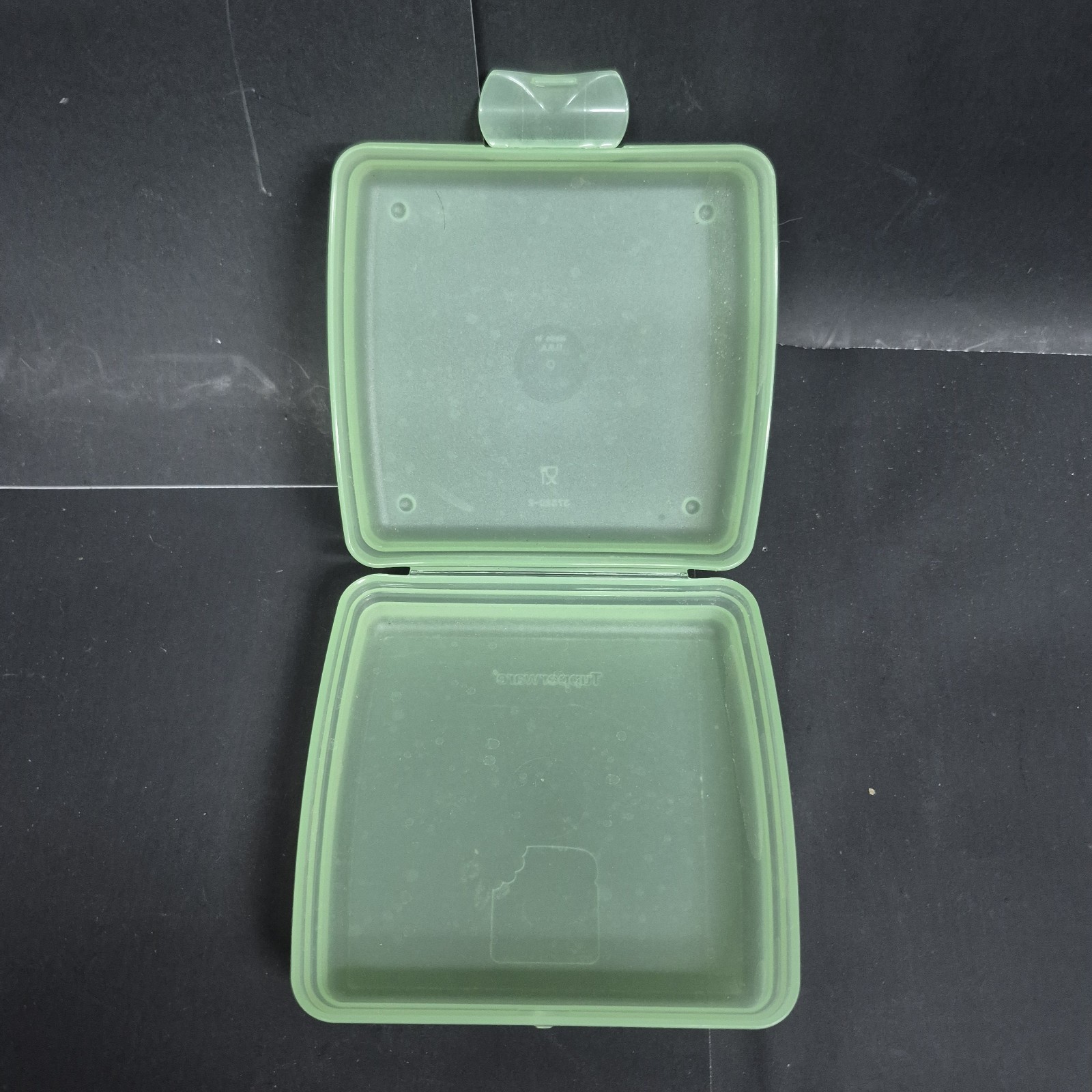 NEW Tupperware Sandwich Keeper 5 in Square Clamshell GAreen #3752D-2