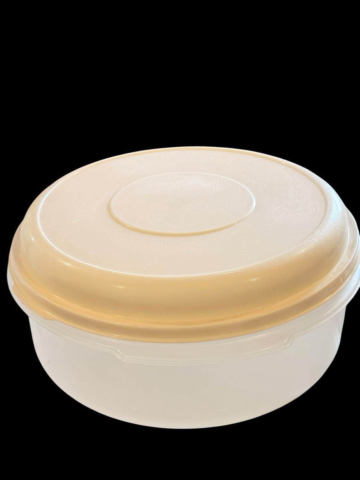 Rubbermaid Servin’ Saver # 5 22 Cup Almond Lid Storage Container Round Large