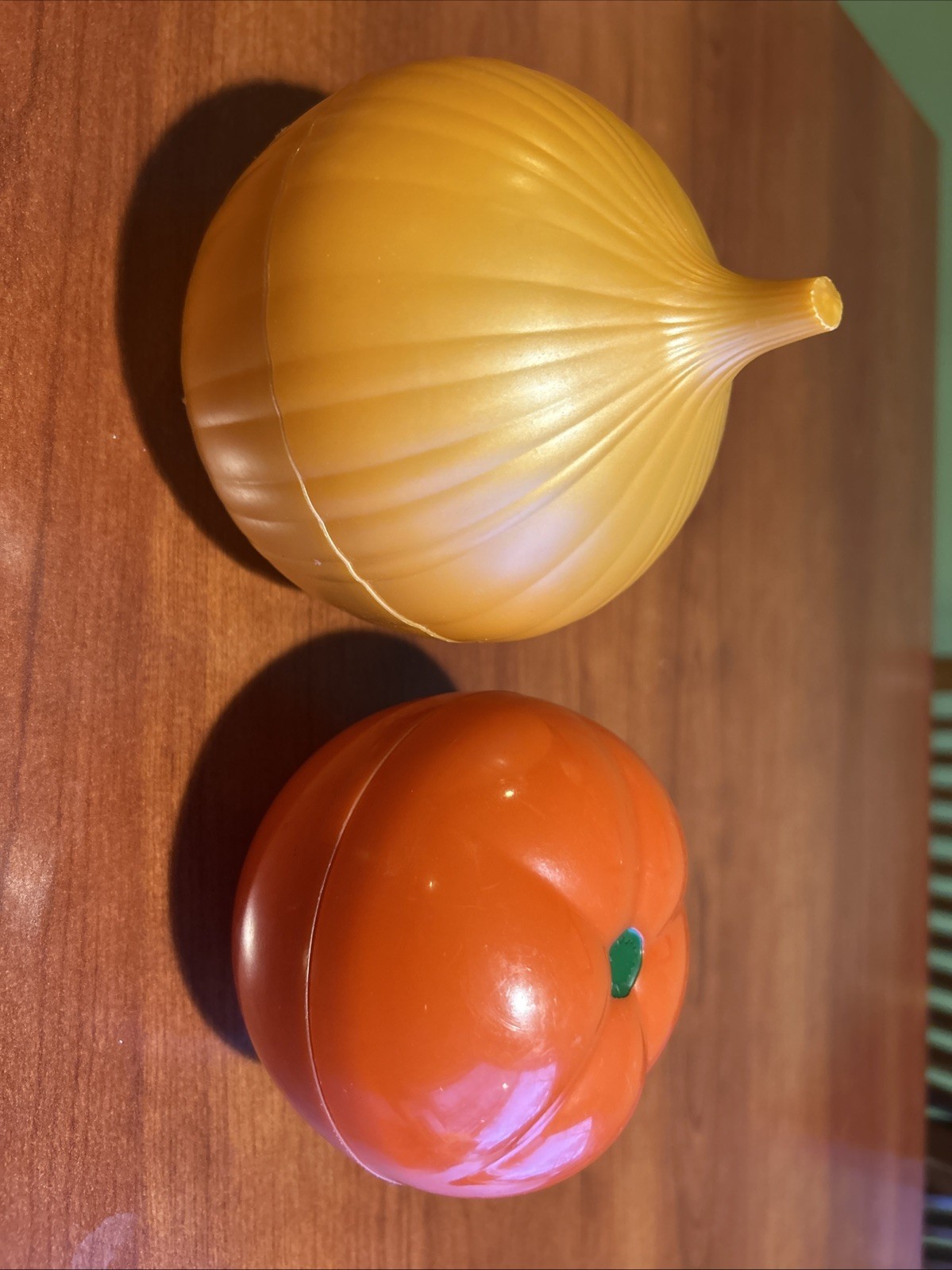 Hutzler Red Tomato #57 & Yellow Onion #59 Fresh Vegetable Keepers Savers