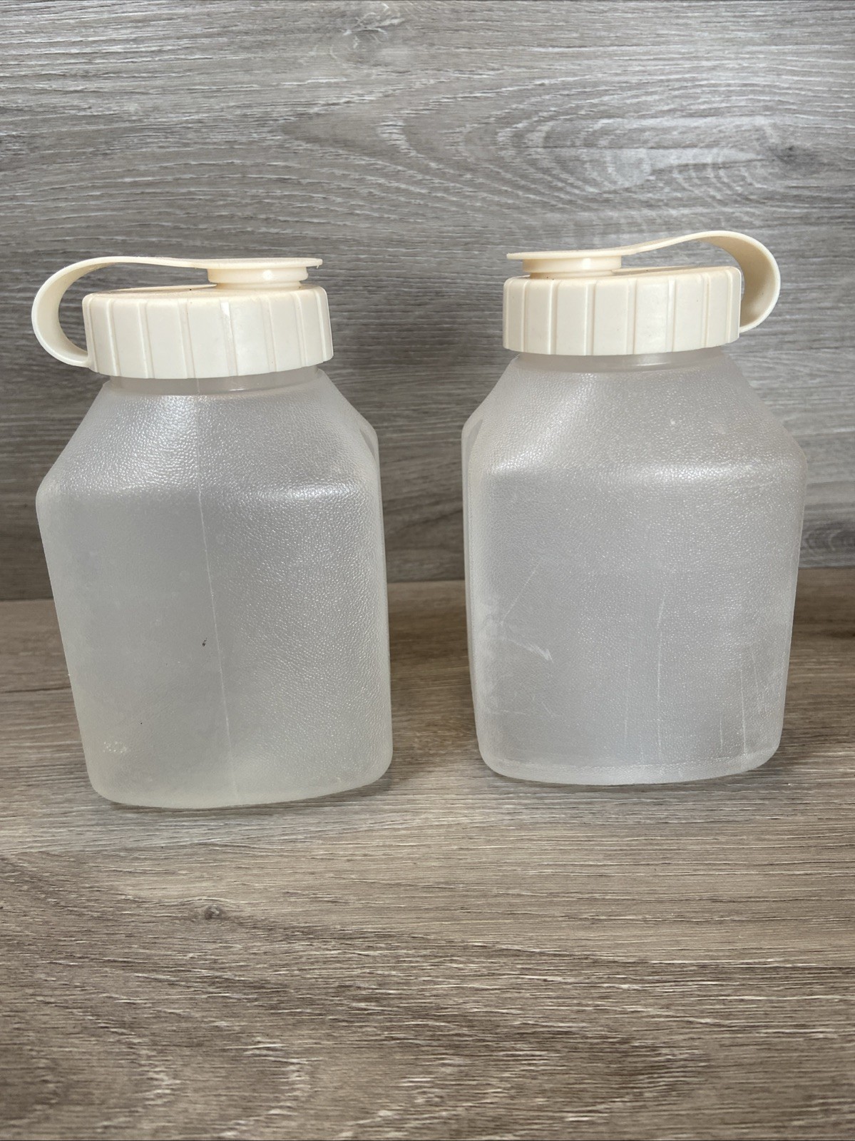 Rubbermaid Servin Saver Bottle Lot Of 4 Pints Quart 1.75 Qt Jug Almond Lids