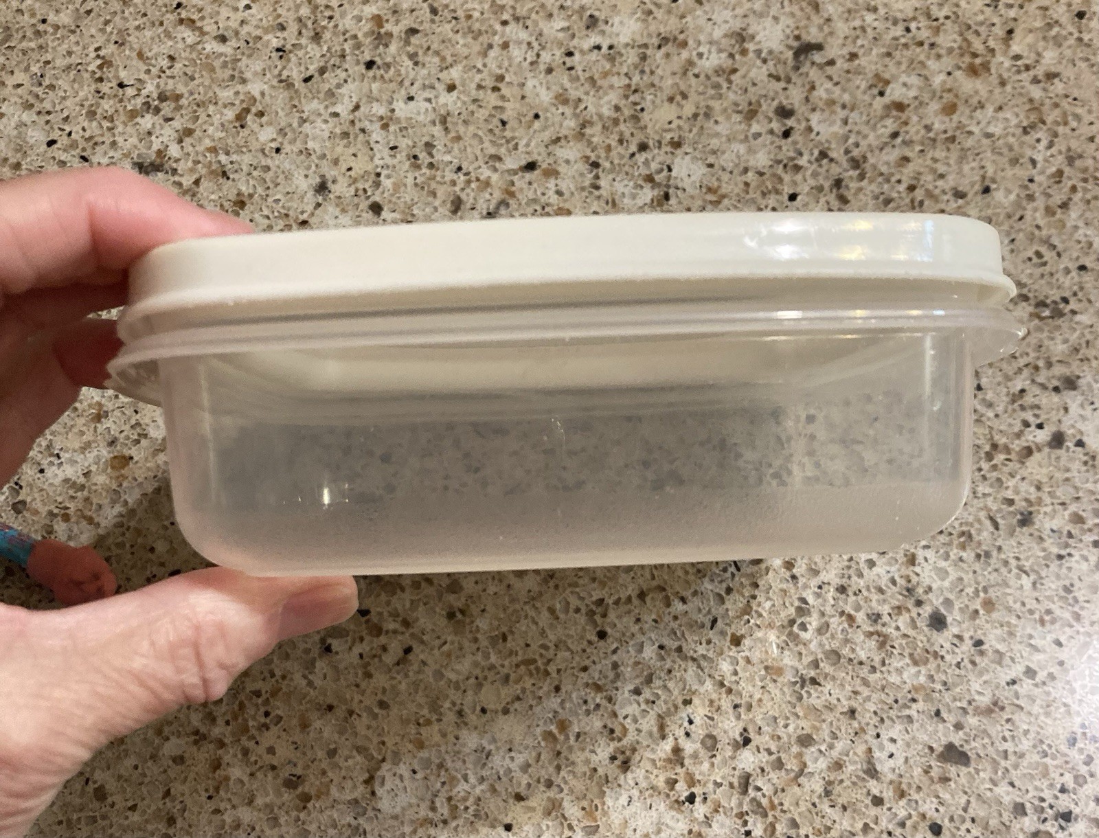 2 Rubbermaid Servin Saver Storage Containers 12 oz #10 and 2 cups #1