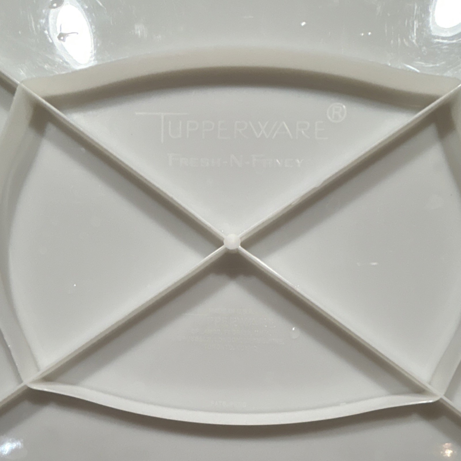 VINTAGE Tupperware Fresh-N-Fitney Cake Container White Yellow Snap Lid Handle