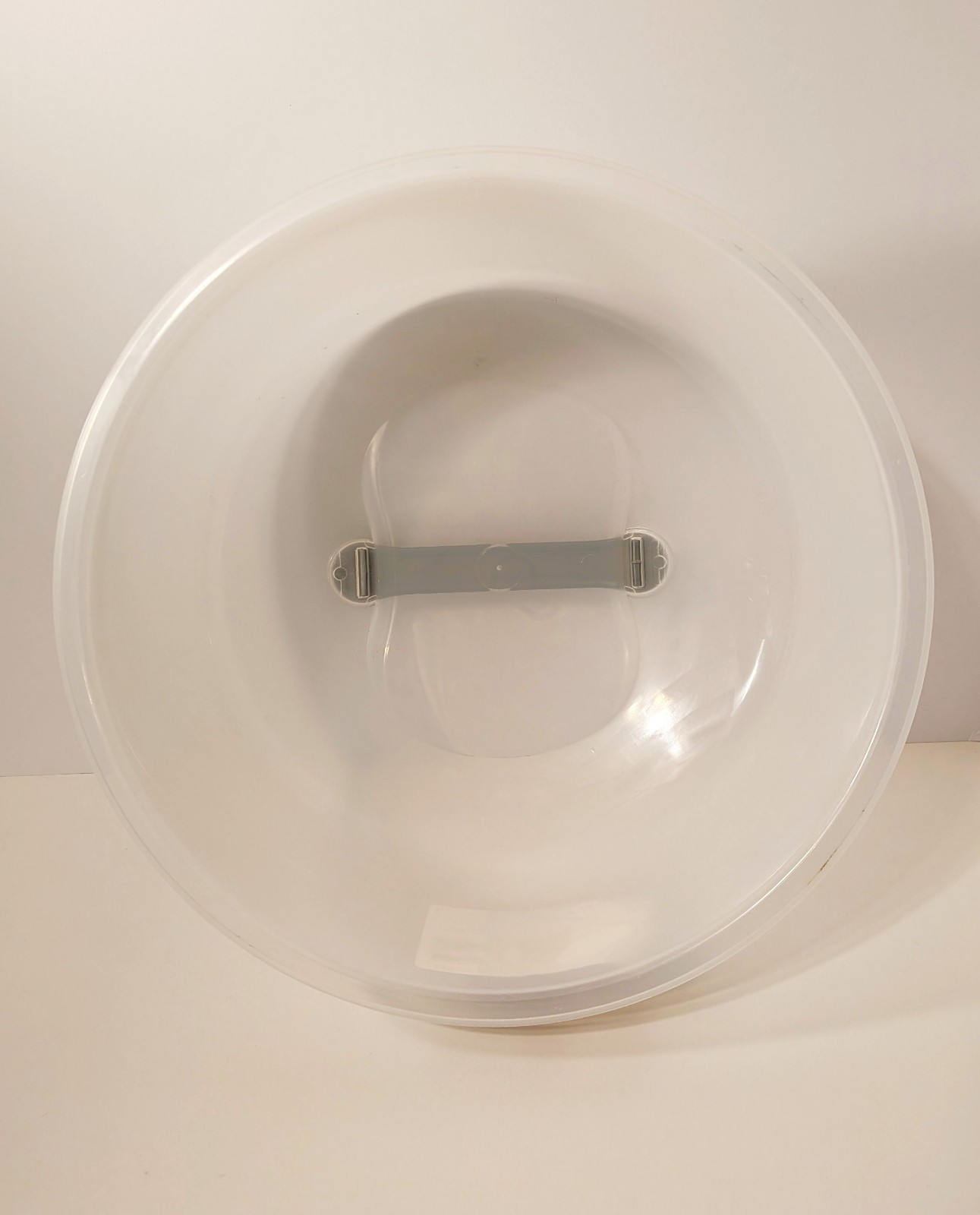 Sterilite Cake Server Holder Carrier 12″ Diameter in White & Gray Plastic