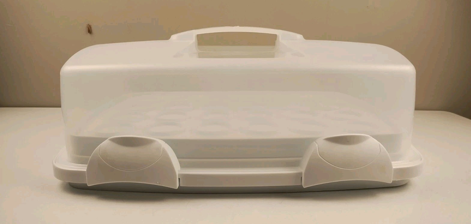 WILTON – Sheet Cake and Cupcake Carrier 3 in 1 Caddy – Plastic – White