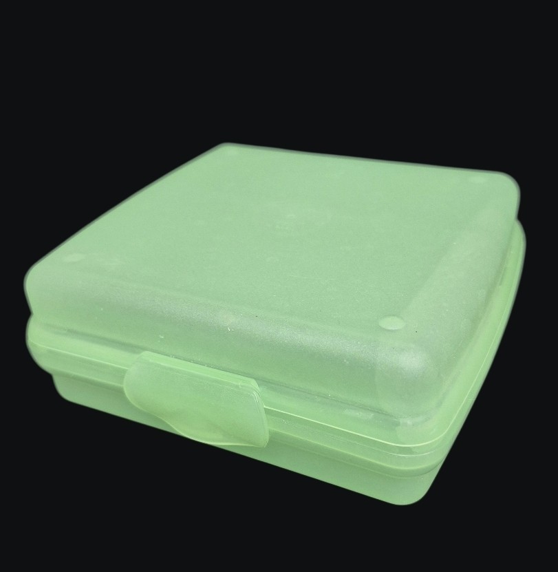 NEW Tupperware Sandwich Keeper 5 in Square Clamshell GAreen #3752D-2