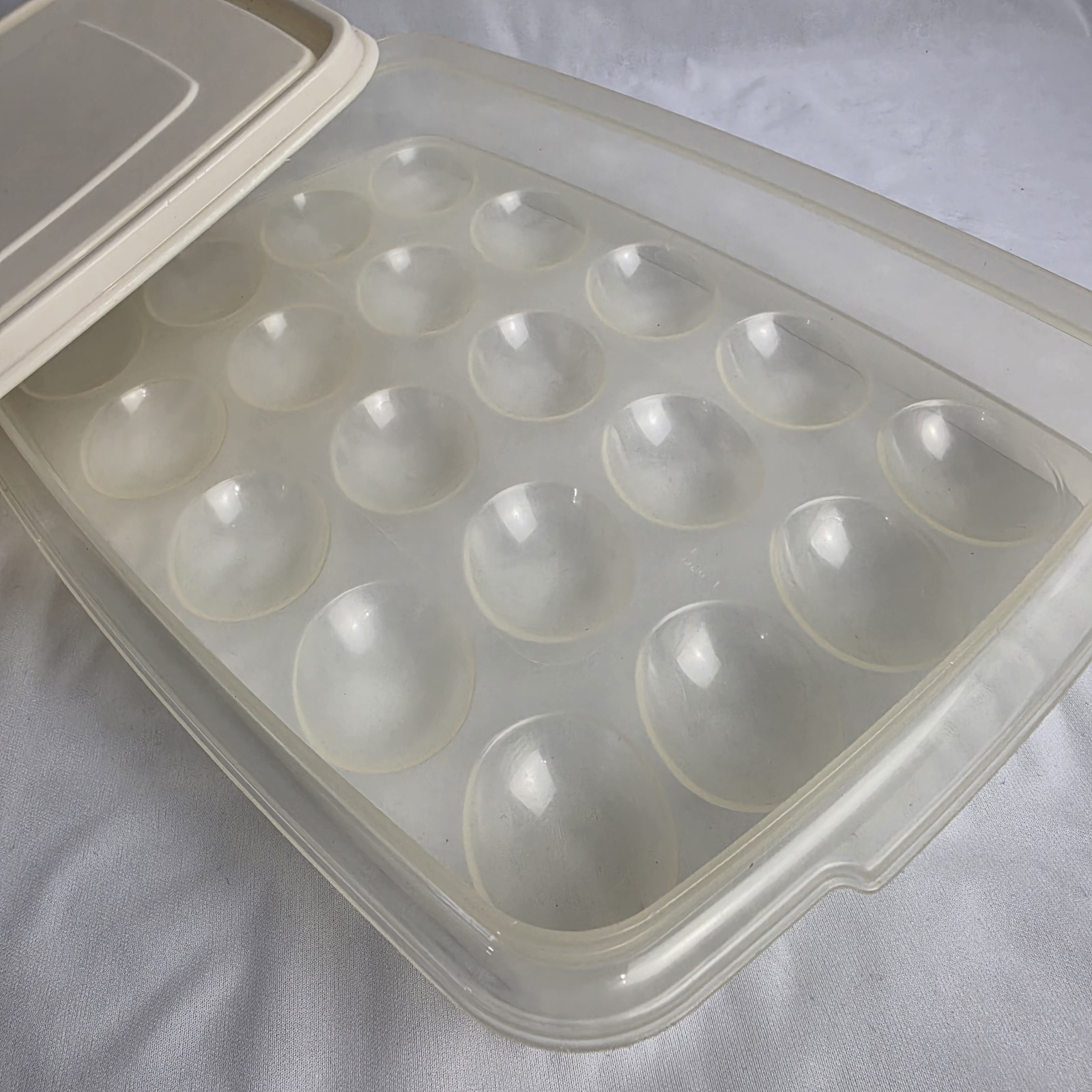 Rubbermaid 20 Deviled Egg Serving & Storing Tray Servin’ Saver 0070 & Almond Lid