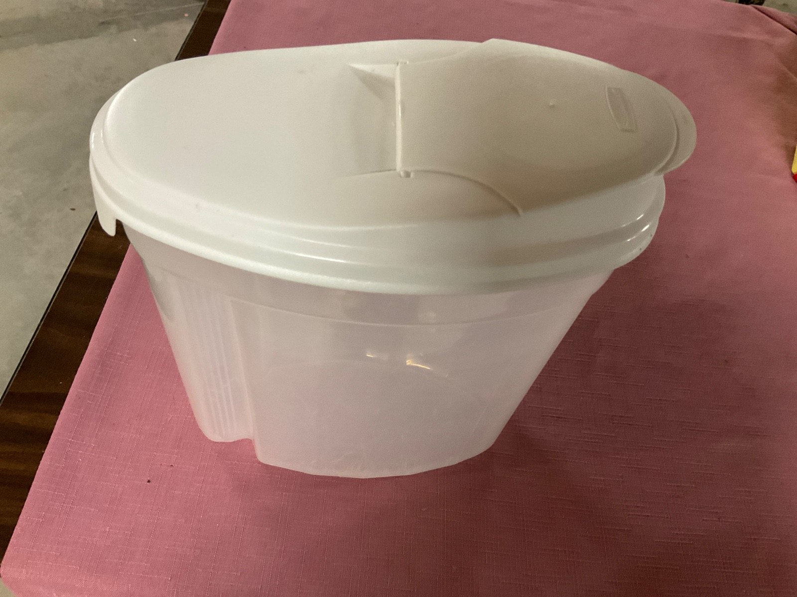 RUBBERMAID 3.5 qt/3.3L SERVIN SAVER #556 Cereal/Snack Container #4 W/ White Lid