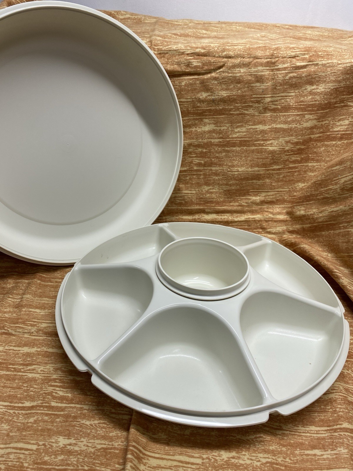 Tupperware White Round Divided Snack Container w/ Snap Lid & Insert 15in 2pc Set