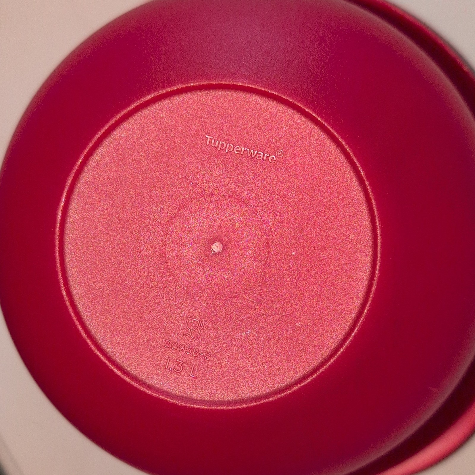 Tupperware 1.3L Red Plastic Round Bowl w/ Snap Lid, Model 3095B-2
