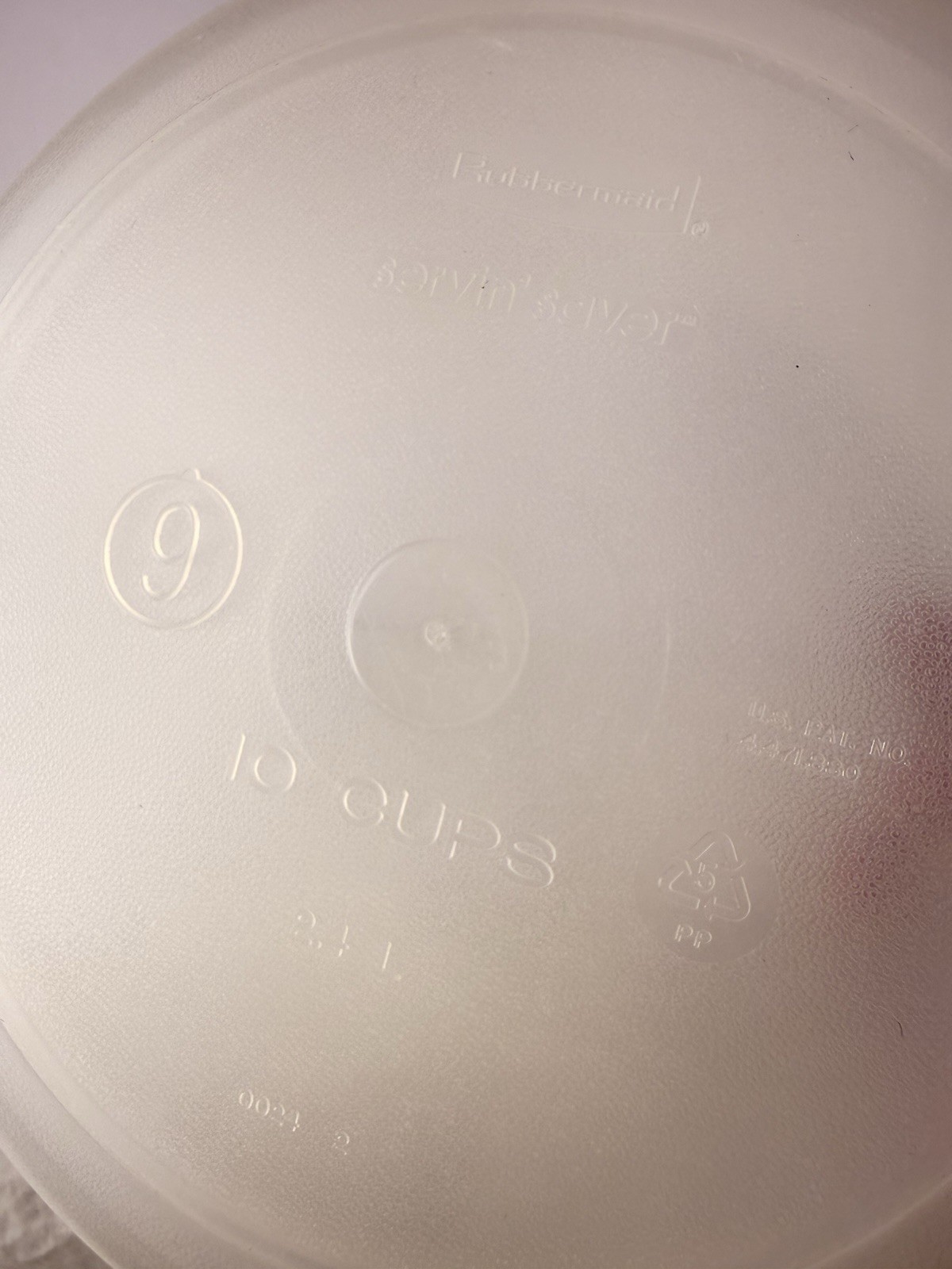 Rubbermaid Servin Saver #9 10 Cup Round Clear Container Almond With Lid