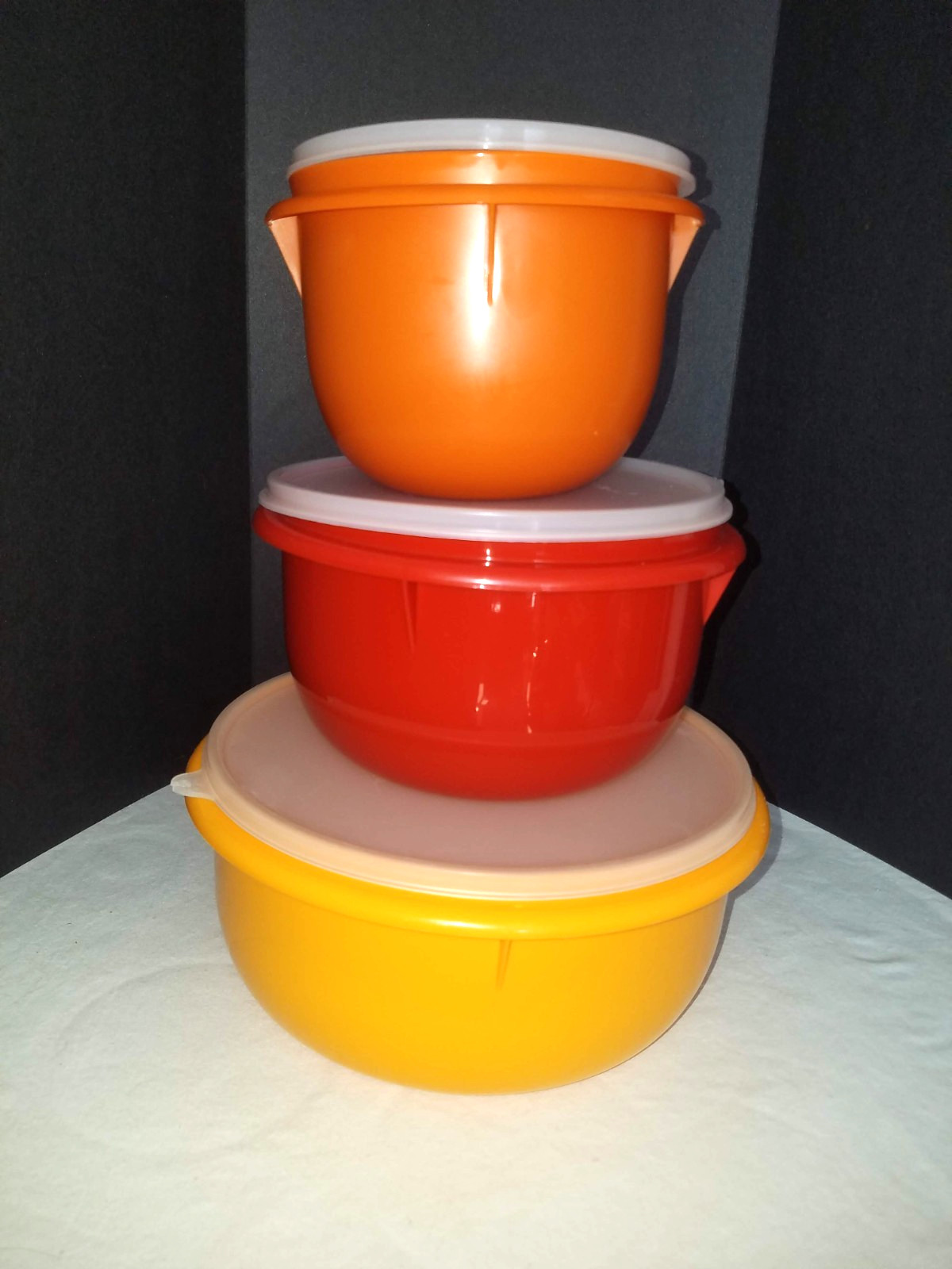 VINTAGE Tupperware Mixing Bowls set of 3 Large Medium and Small Mint Condition!!