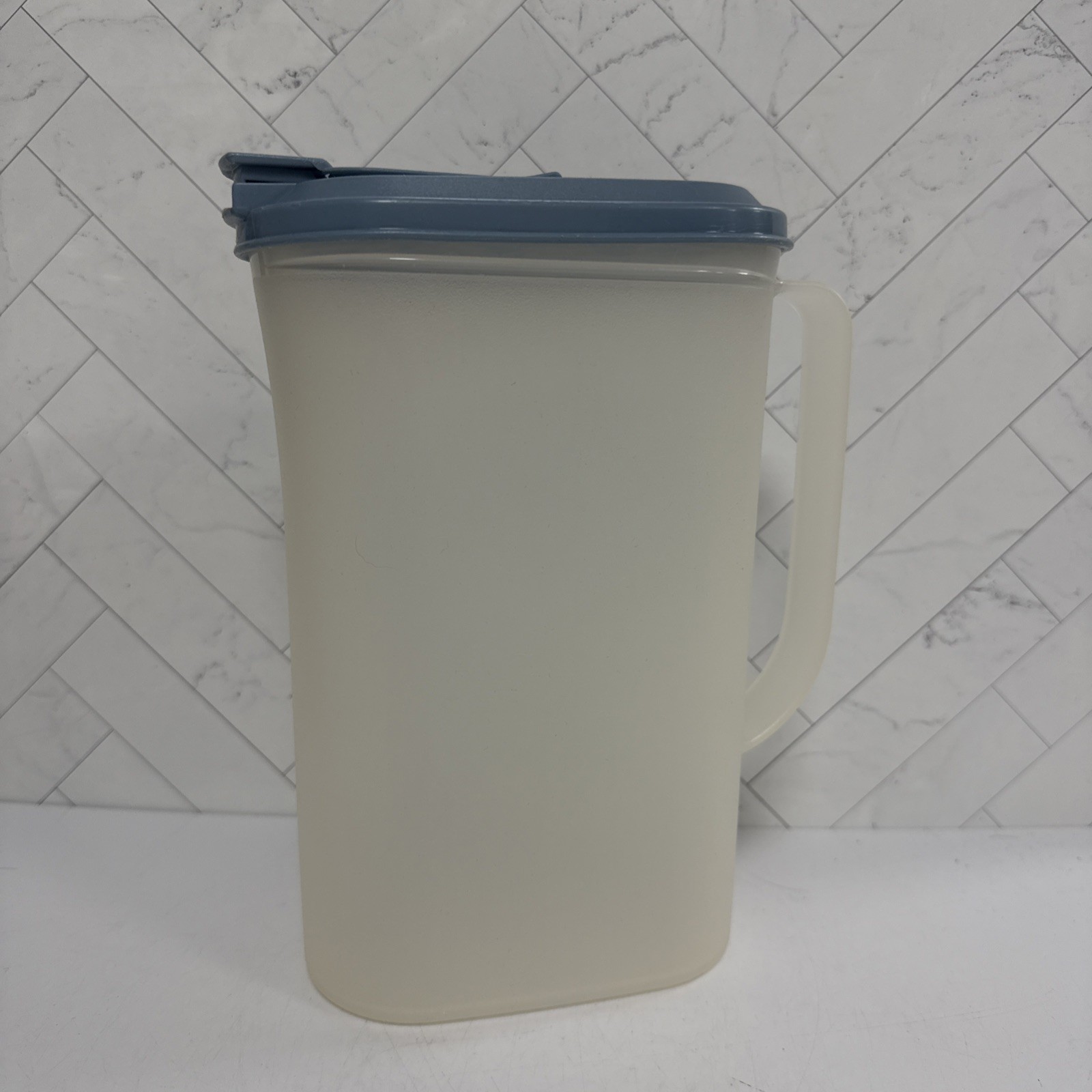 Tupperware 2009C-2 & 2010B-2 Slim Line 2qt Pitcher Blue Lid Vintage