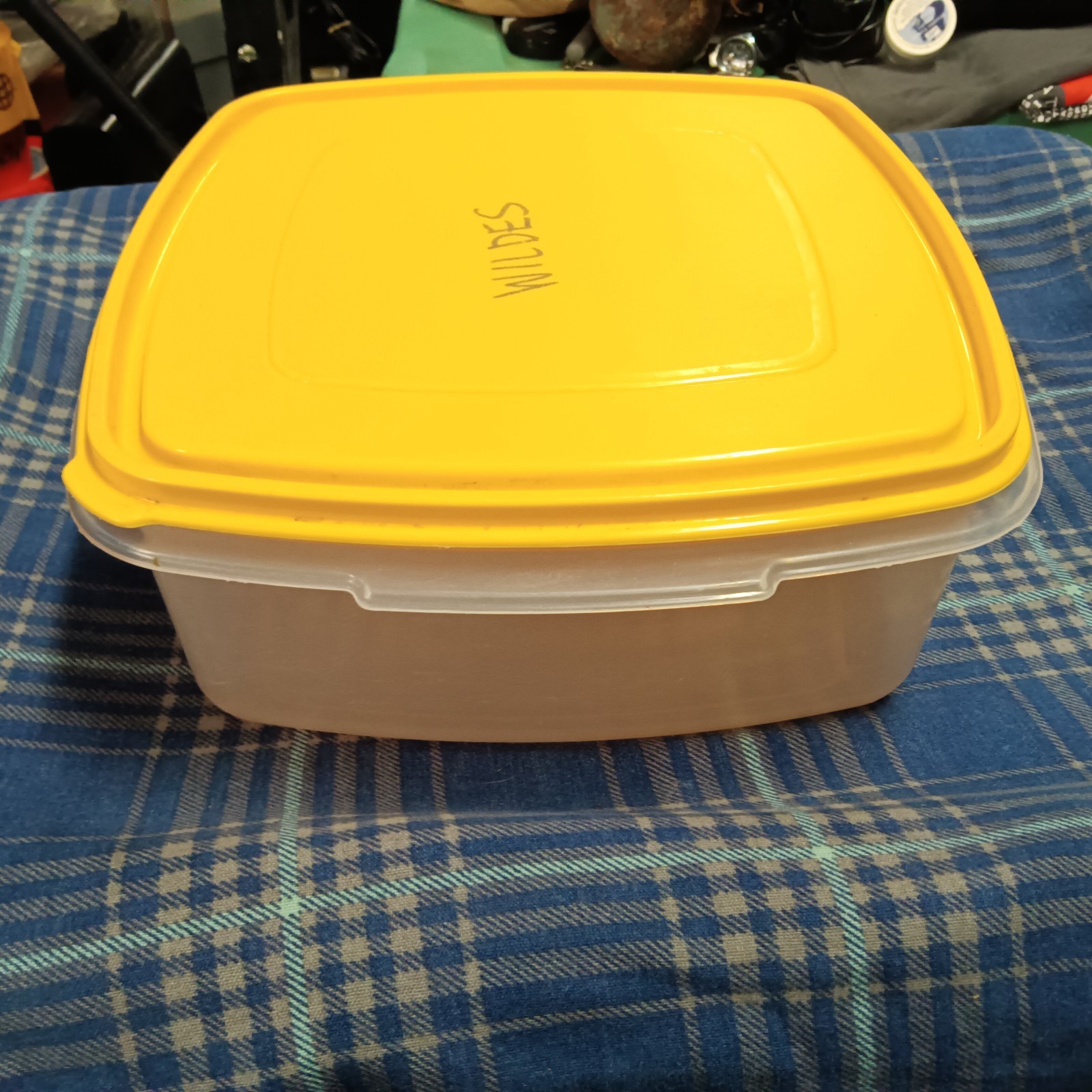 Vintage Rubbermaid Servin’ Saver #4 19 Cup Square Container Snap Yellow Lid