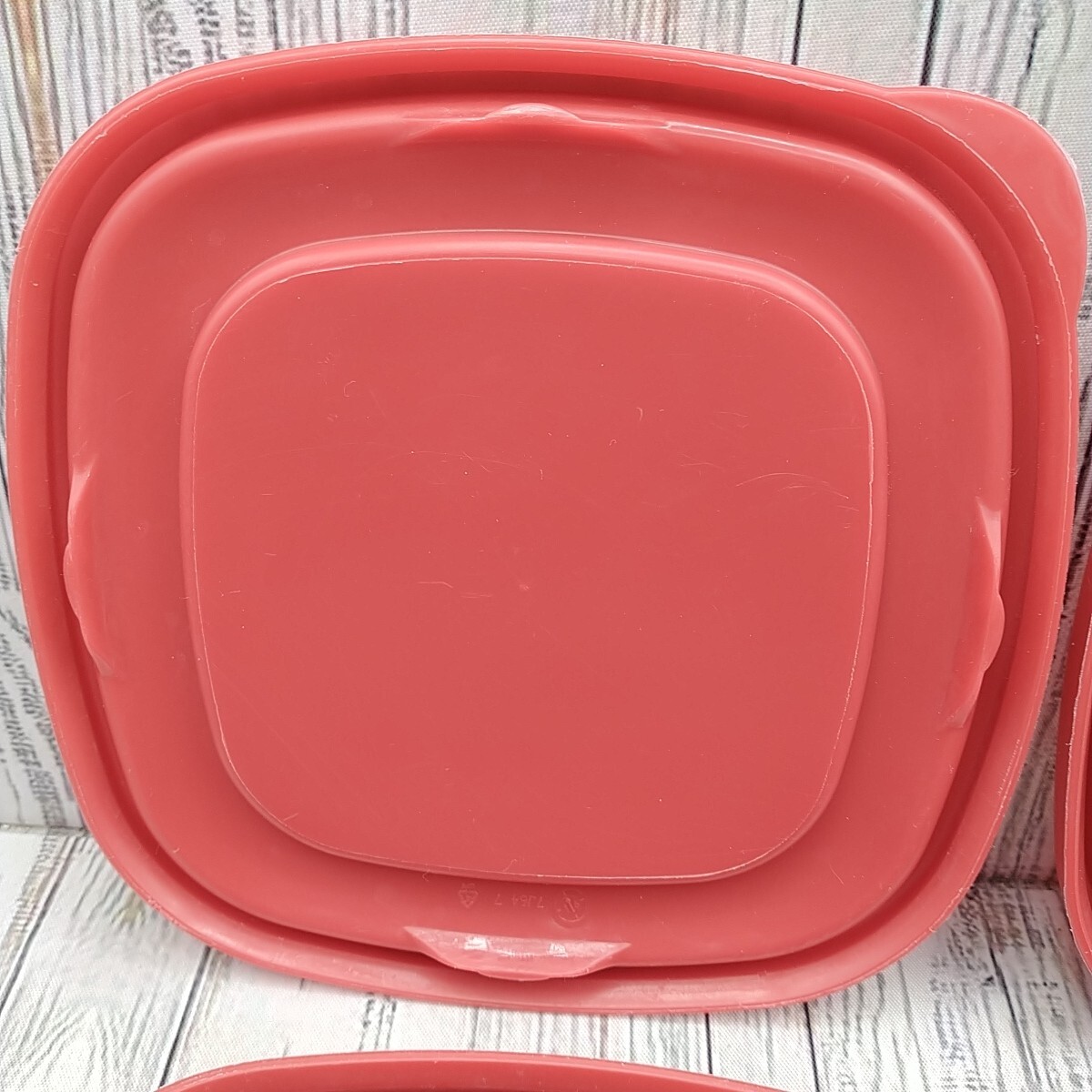 Rubbermaid Easy Find Lid 7J64 Red Square 4 Replacement Food Container Lids 6.5″