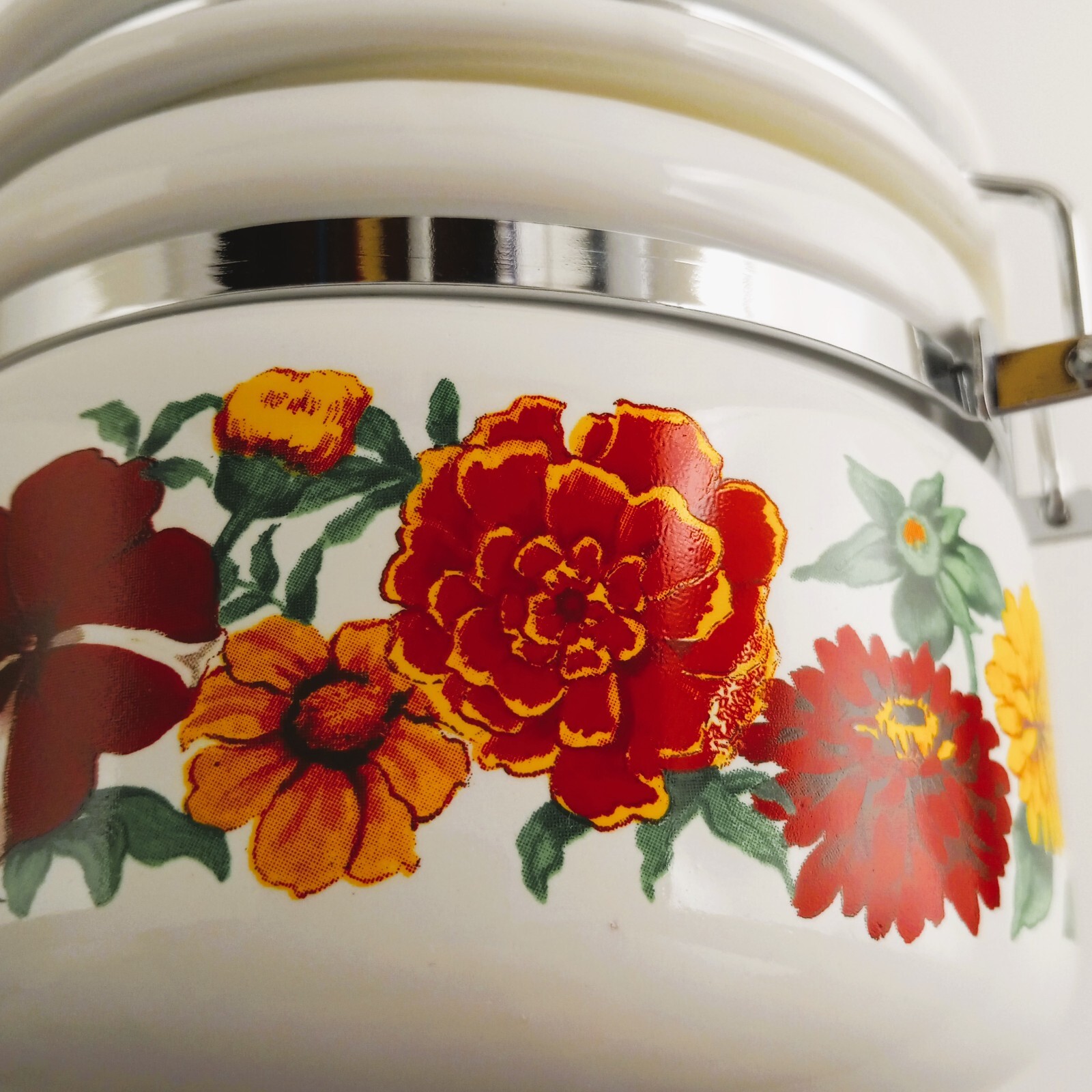 Potpourri Press VTG Locking Storage Container Garden Classics Shao Wei Liu