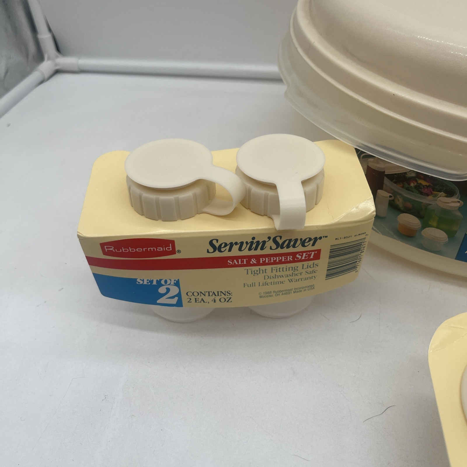 VTG Rubbermaid Servin Saver 7 Piece Picnic Set Almond Salt Pepper