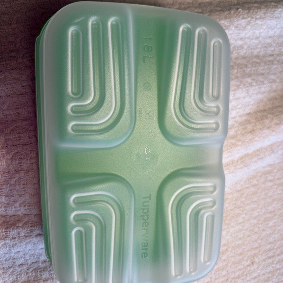 NEW Tupperware FridgeSmart Food Container 1.8L