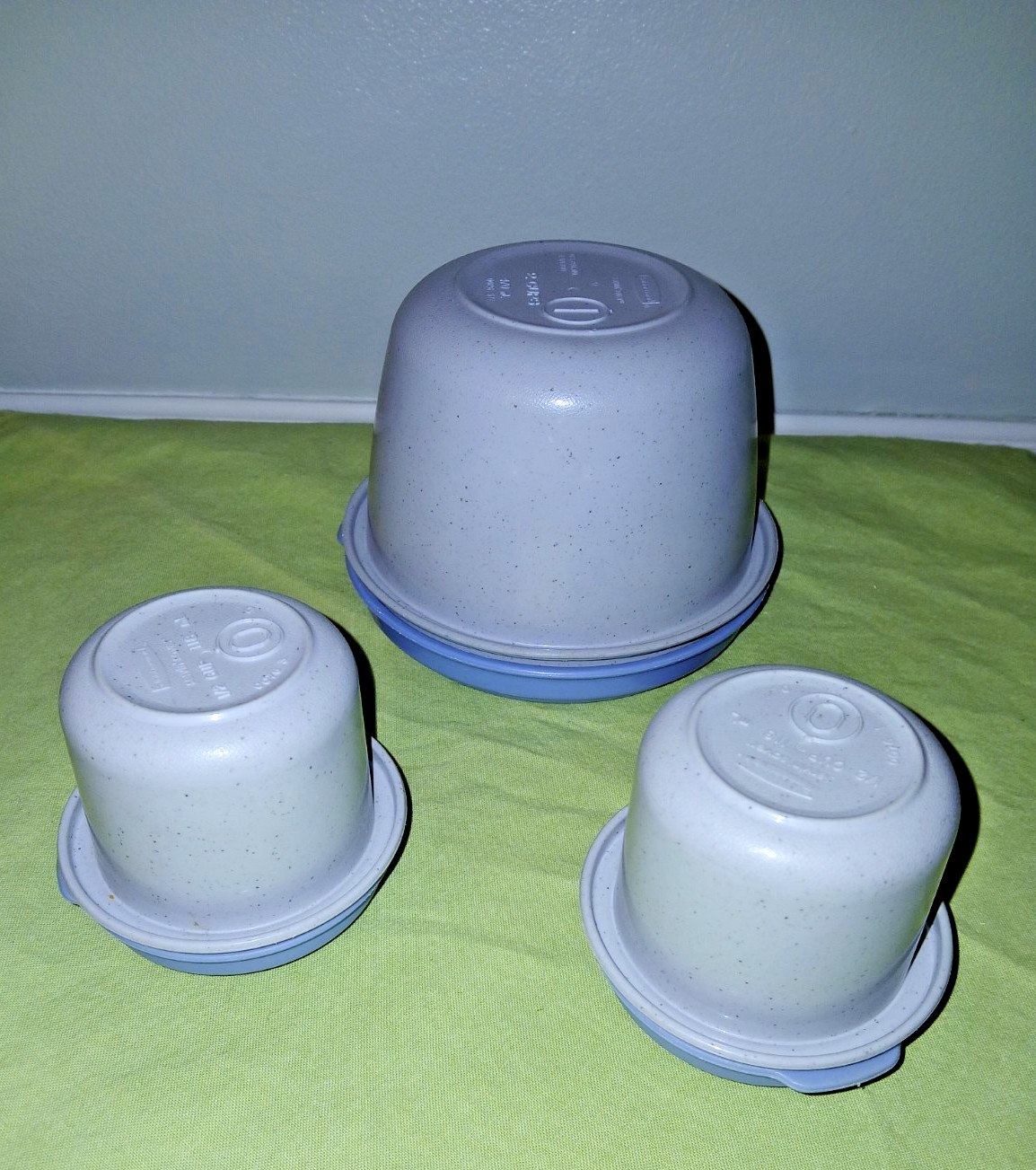3 Rubbermaid Servin Saver Storage Containers 2 c and two 1/2 c gray w blue lid