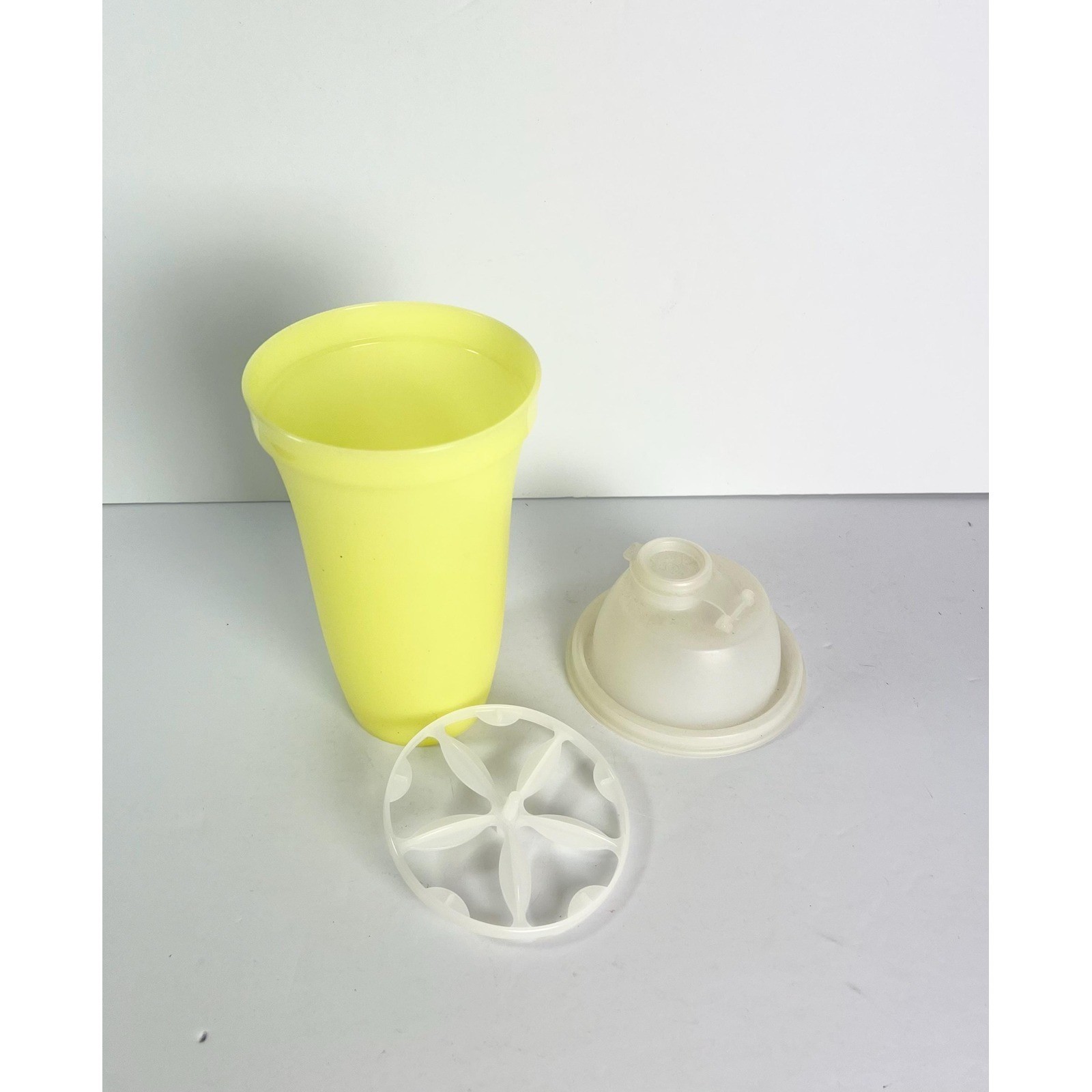 Vintage Tupperware Quick Shaker Mixer dressing gravy drinks Yellow