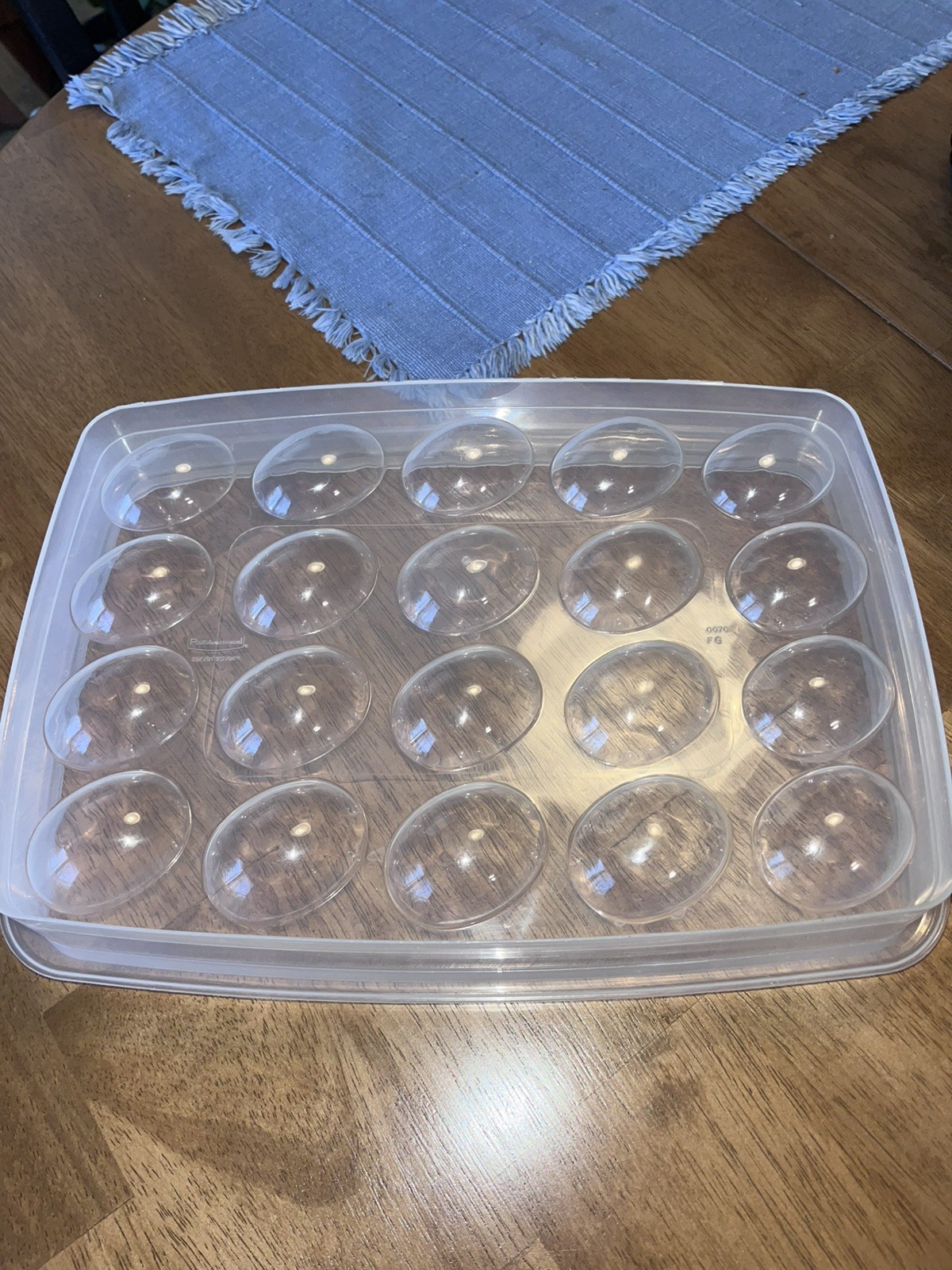 Rubbermaid Servin’ Saver Container #0070 #7 White Lid Deviled Egg Keeper USA