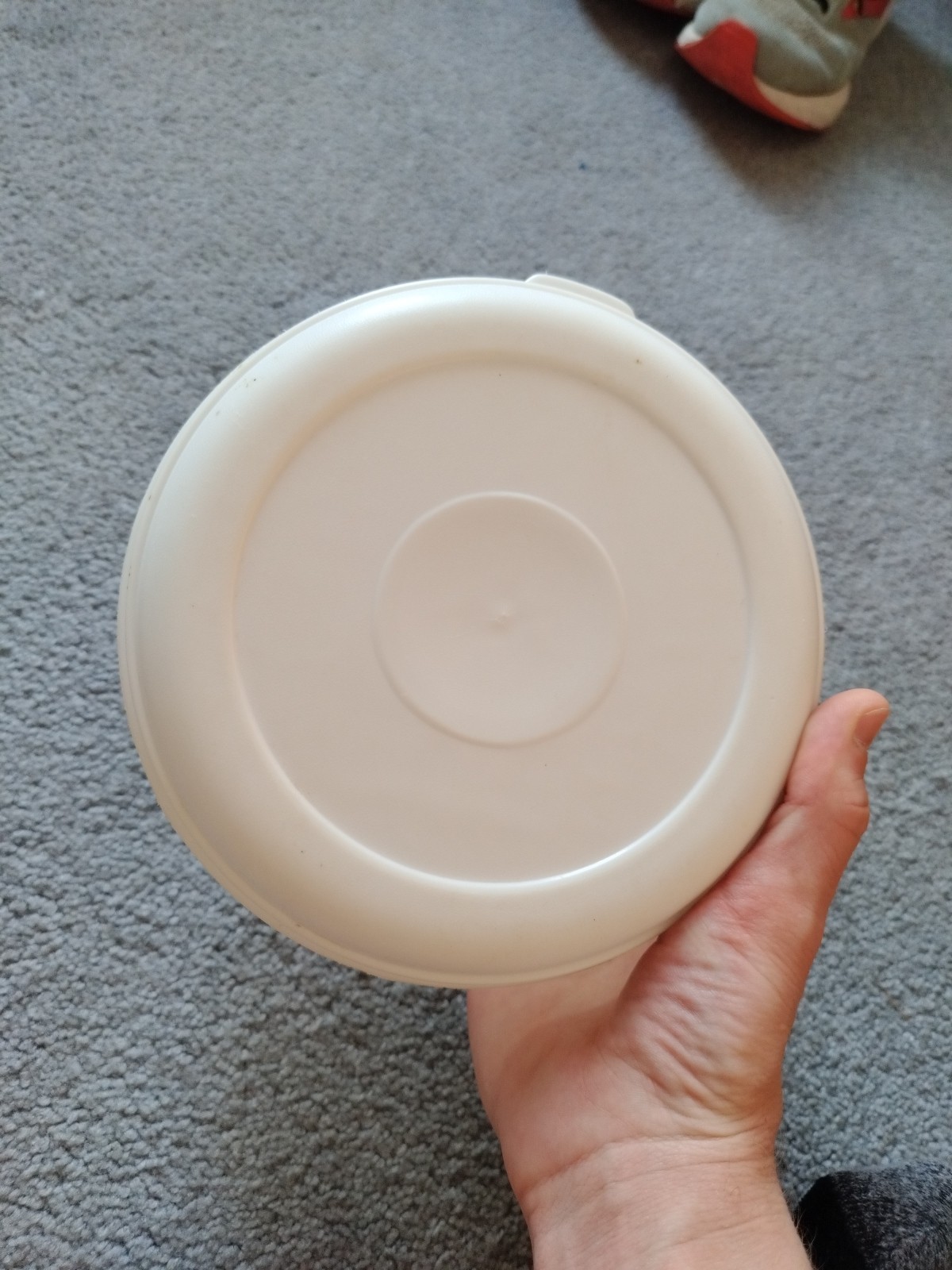 (2) Rubbermaid #3 Servin’ 1.4 QT Round #3 & #9 Lids 6.75″x6.75″x2.75″ Scratches