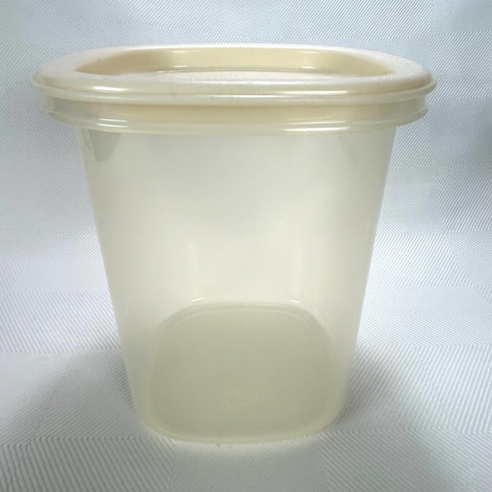 Rubbermaid Servin Saver 6 Cup Food Storage Container #5 0045 Clear w/Almond Lid