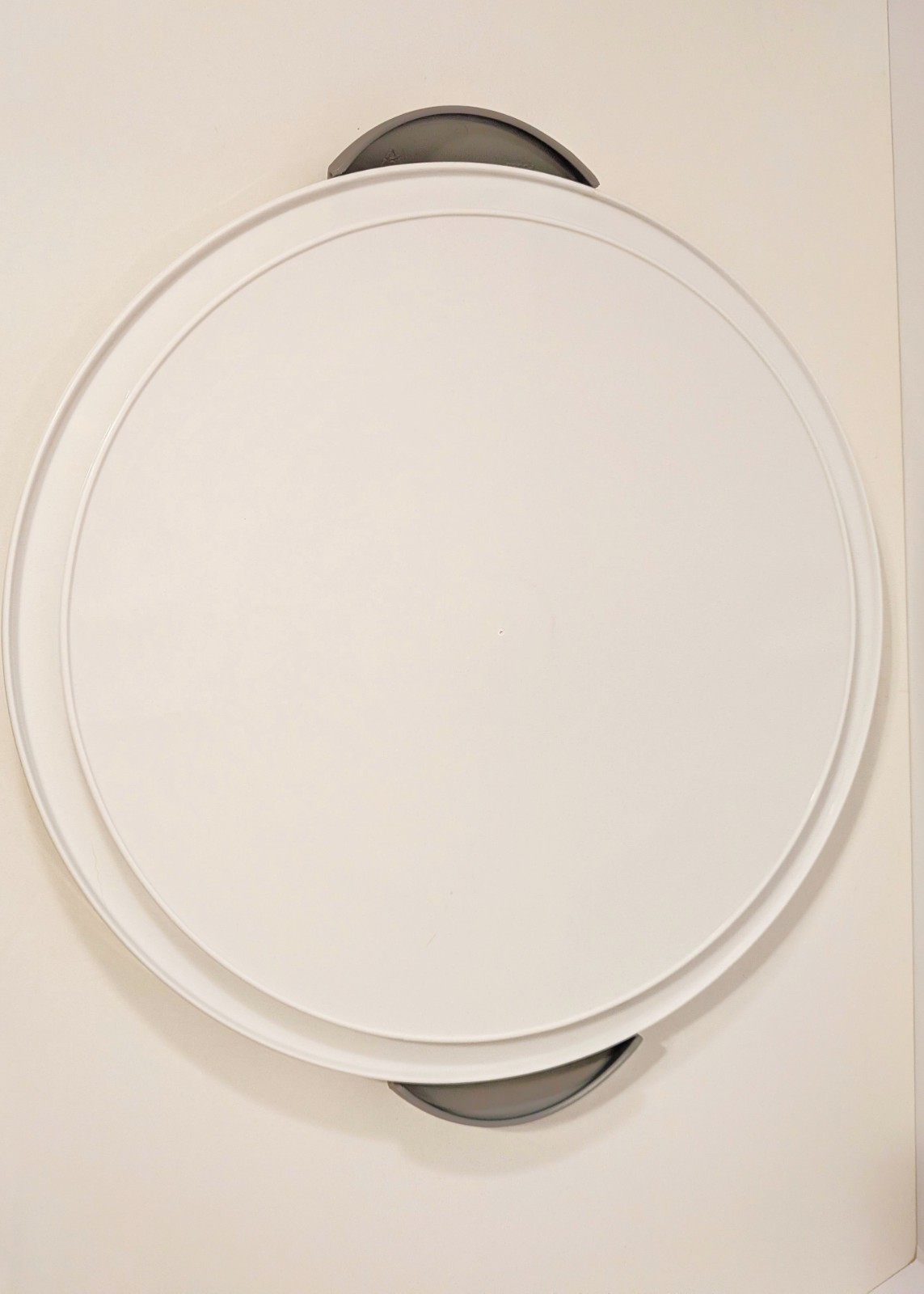 Sterilite Cake Server Holder Carrier 12″ Diameter in White & Gray Plastic