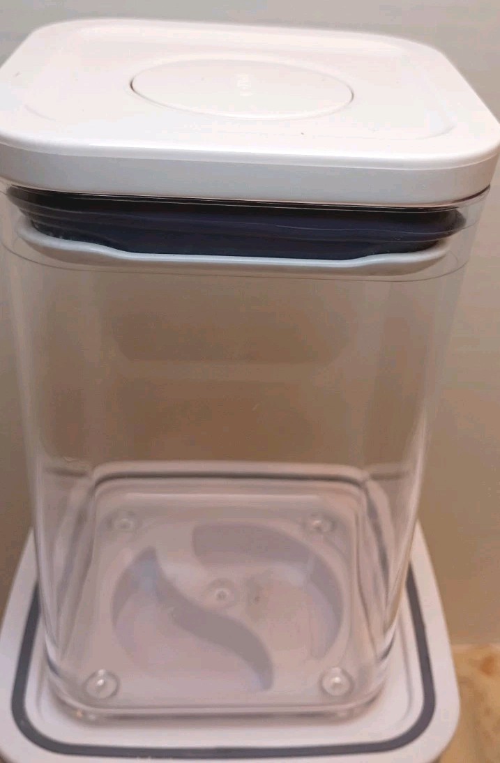 4 Plastic Canisters 3 Crofton Twist&Lock 1 oxo Pop Lock Brown Sugar Flour Sugar