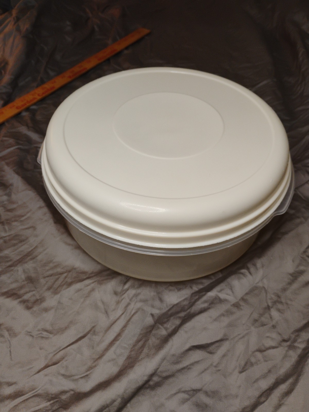 Rubbermaid Servin’ Saver # 5 22 Cup Almond Lid Storage Container Round Large
